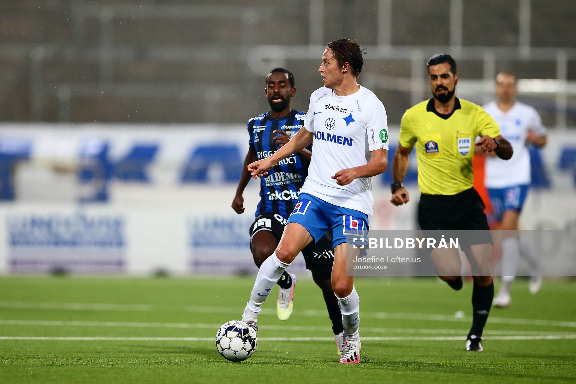 IFK Norrköpings Simon Thern, domare Mohammed Al-Hakim och