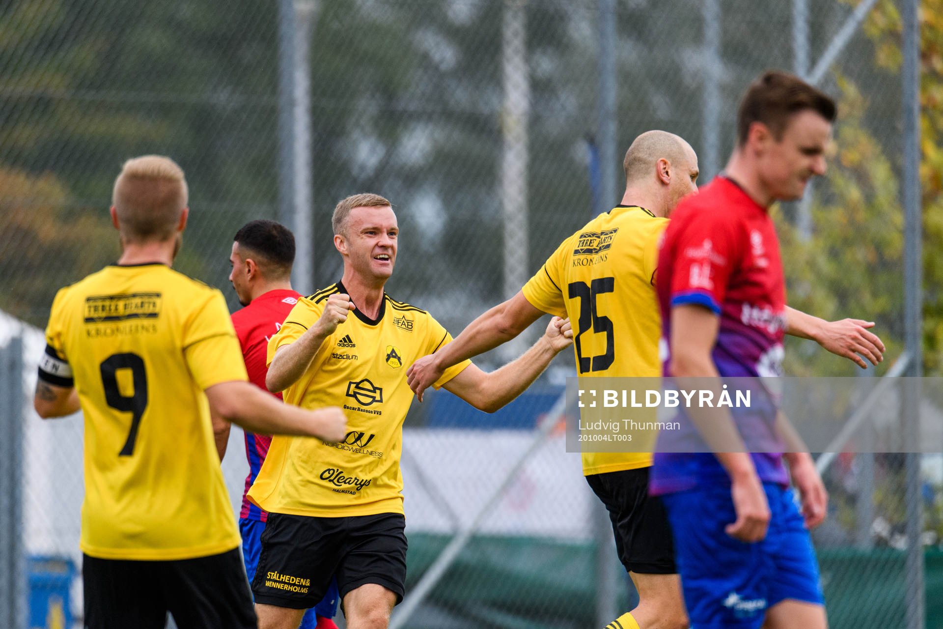 Astrios Niclas Taube jublar med Emil Håkansson och Per