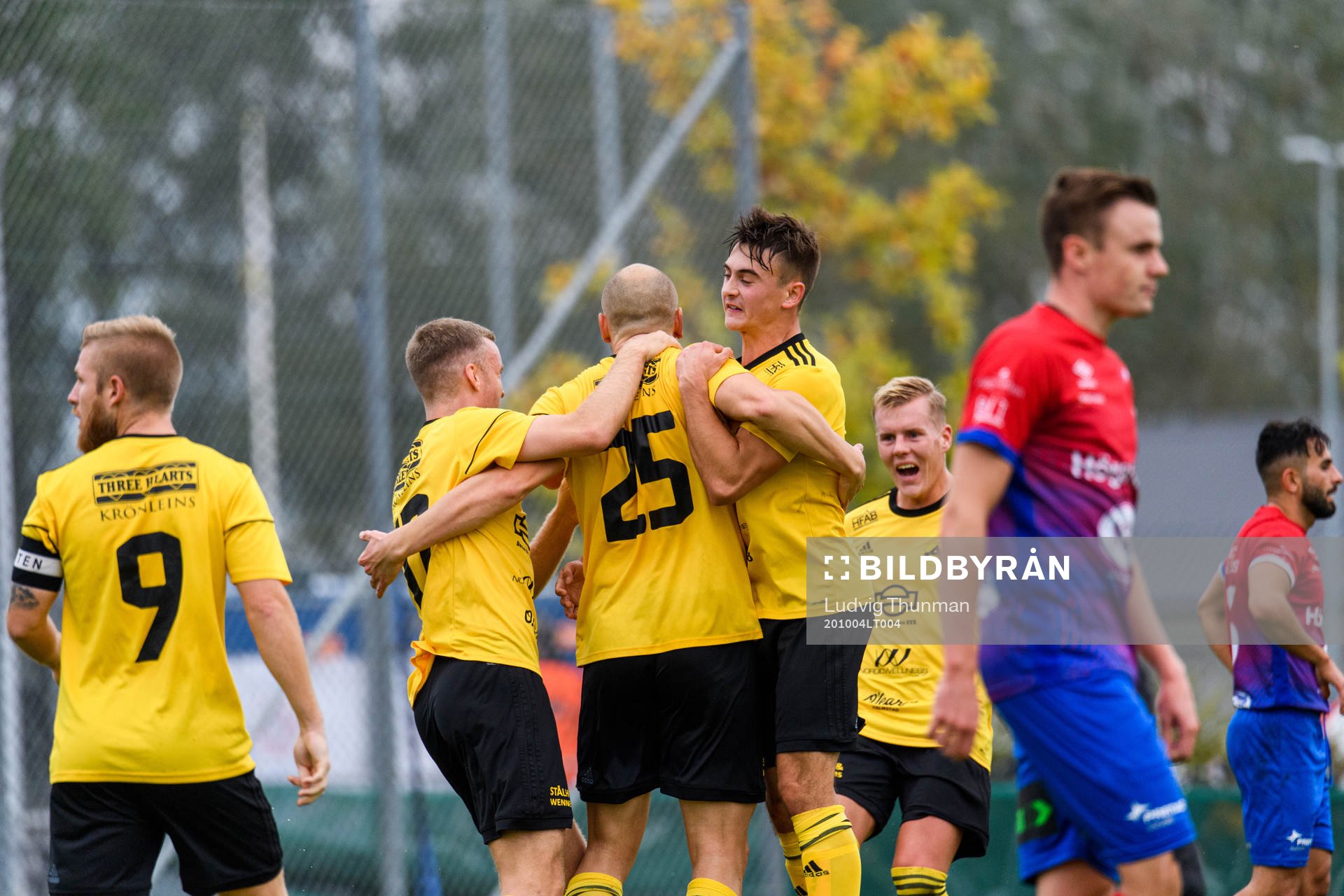 Astrios Niclas Taube jublar med lagkamraterna
