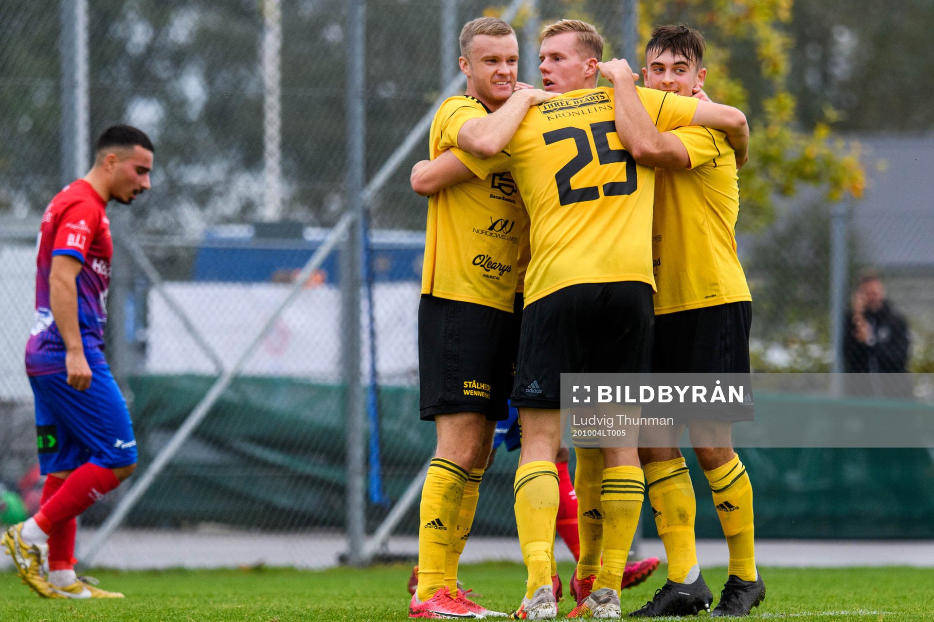 Astrios Niclas Taube jublar med lagkamraterna