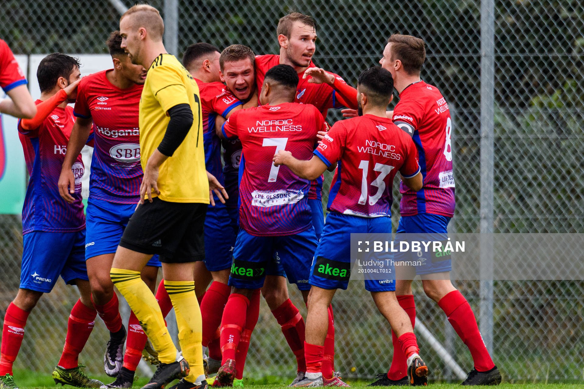 Höganäs Hugo Bogren jublar med lagkamraterna efter han gjort 1-1 under fotbollsmatchen i Division 3 södra mellan Höganäs och Astrio den 4 oktober 2020 i Höganäs.