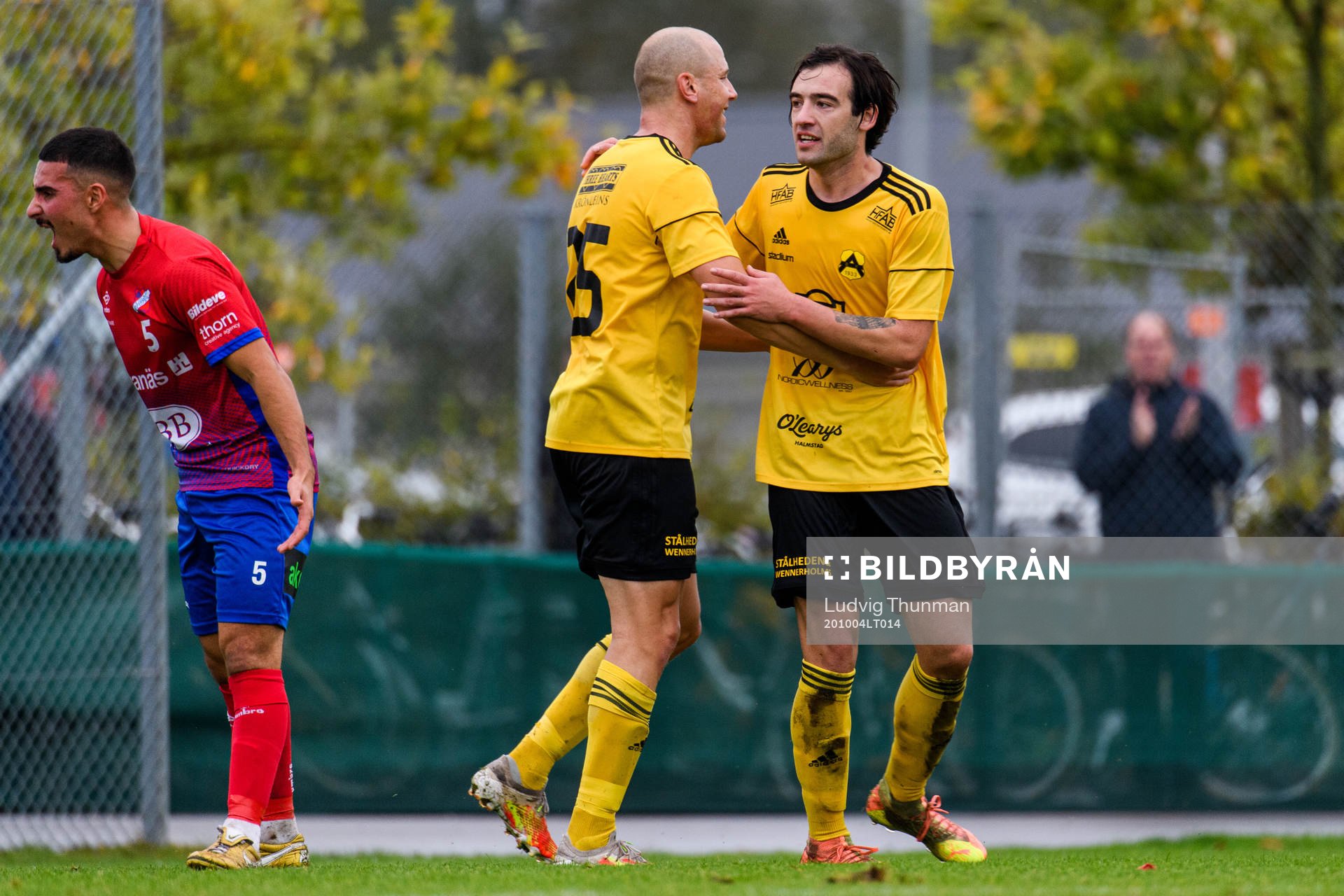 Astrios Niclas Taube jublar med Emil Håkansson som gjort 1-0 av under fotbollsmatchen i Division 3 södra mellan Höganäs och Astrio den 4 oktober 2020 i Höganäs.