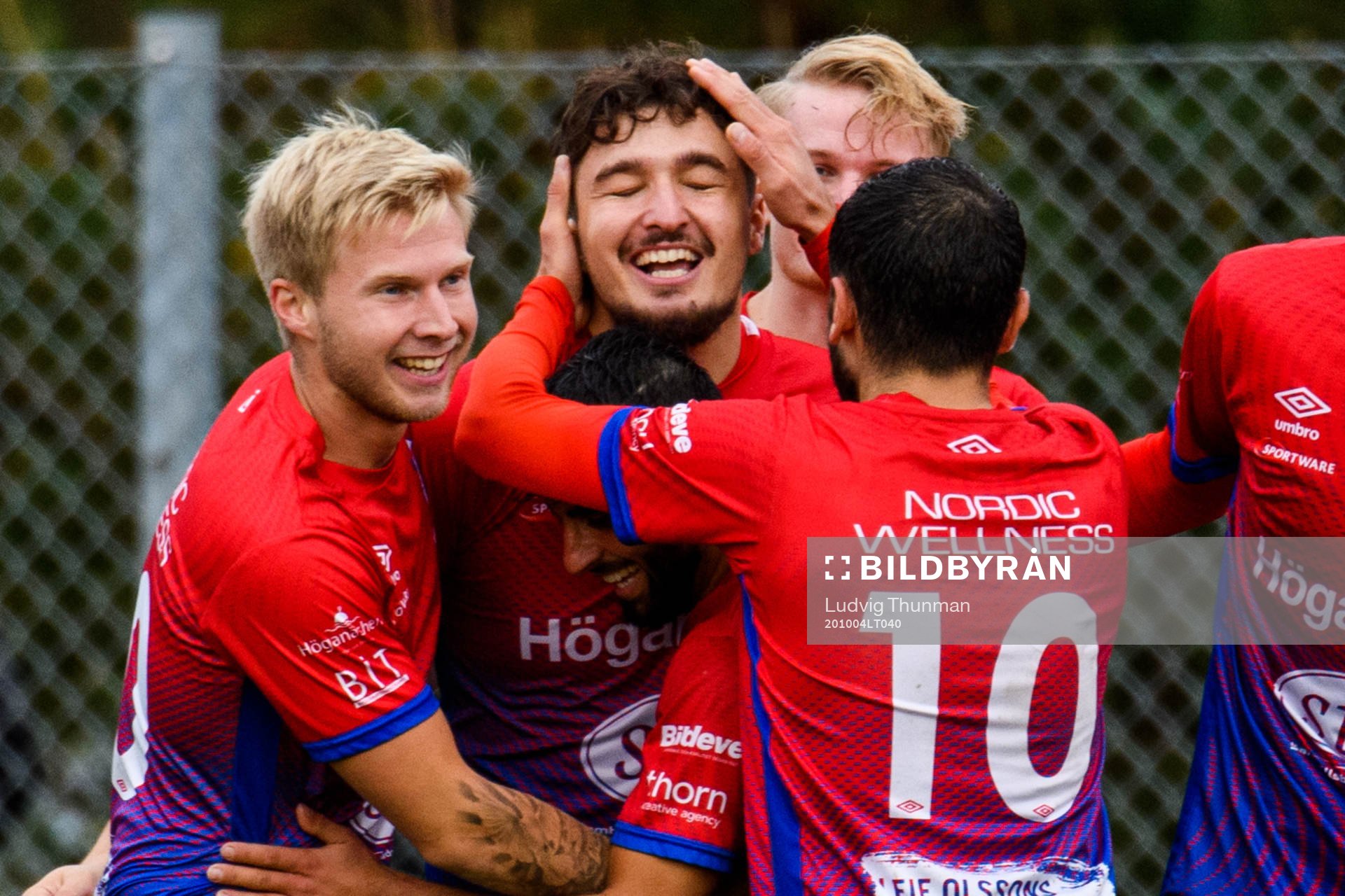 Höganäs Bleron Zekaj jublar med lagkamraterna