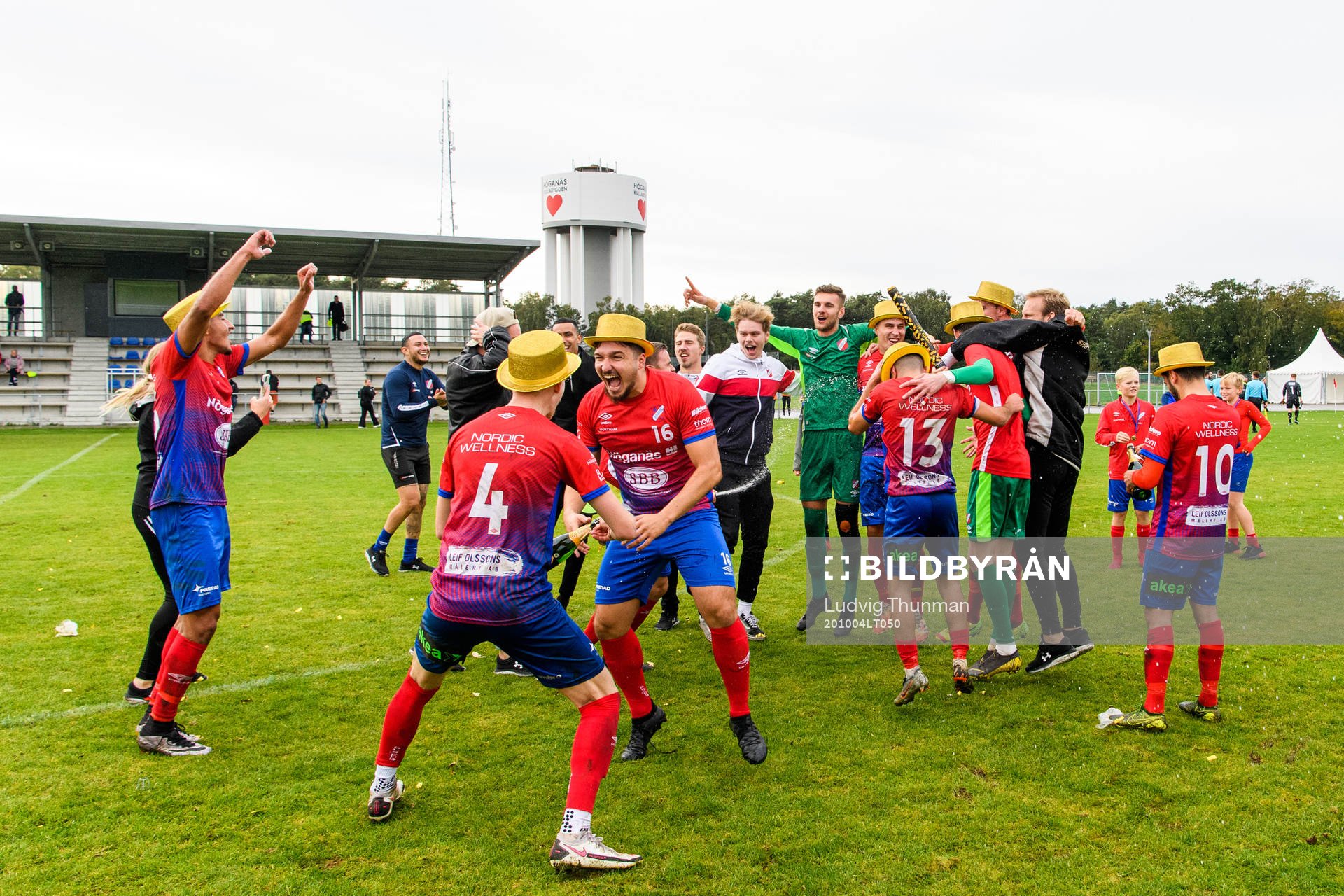 Höganäs spelare jublar efter segern och avancemanget till Divison 2 i fotbollsmatchen i Division 3 södra mellan Höganäs och Astrio den 4 oktober 2020 i Höganäs.