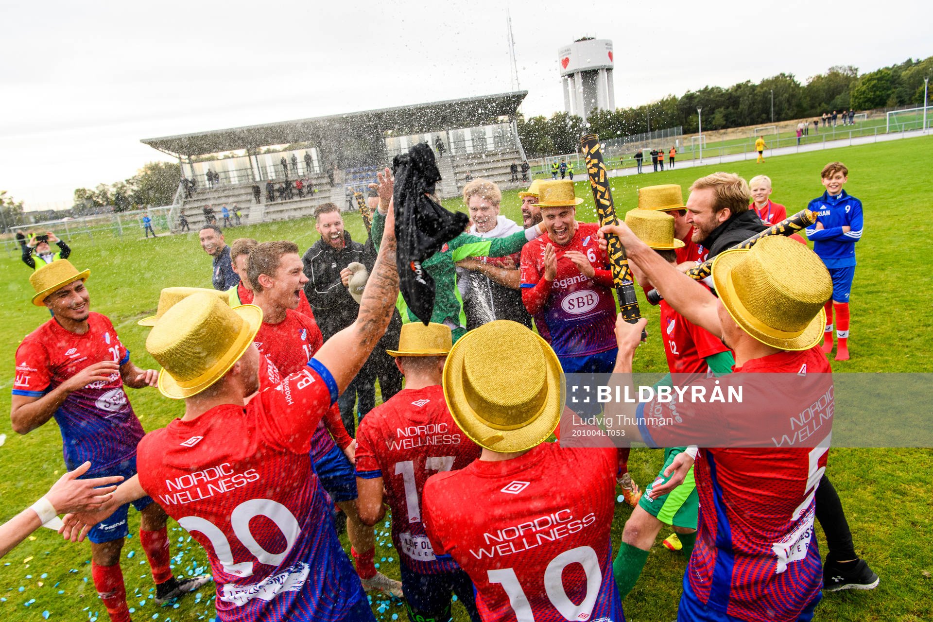 Höganäs spelare jublar efter segern och avancemanget till Divison 2 i fotbollsmatchen i Division 3 södra mellan Höganäs och Astrio den 4 oktober 2020 i Höganäs.