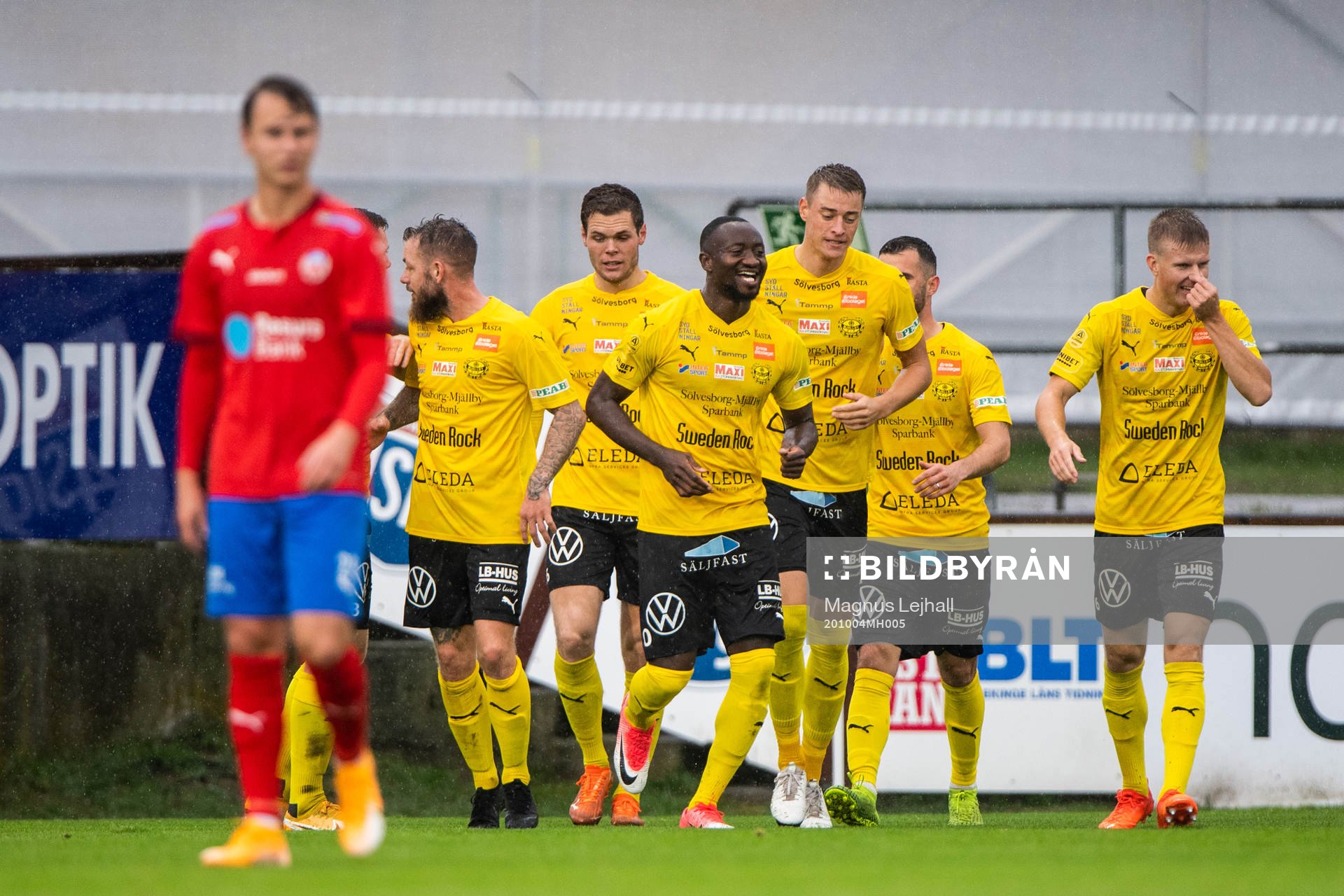 Mjällbys Moses Orwohicho Ogbu jublar efter 1-0 under fotbollsmatchen i Allsvenskan mellan Mjällby och Helsingborg den 4 oktober 2020 i Hällevik.