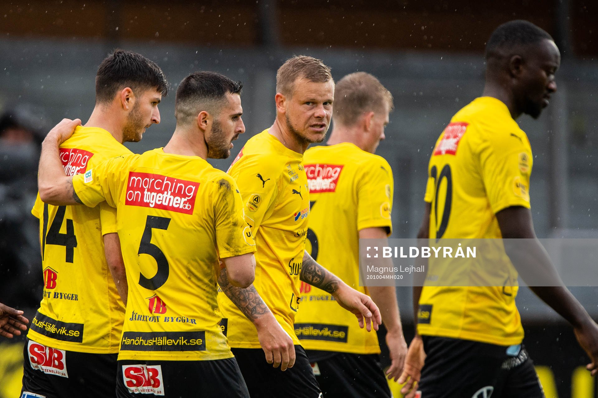Mjällbys Besard Sabovic jublar med lagkamrater