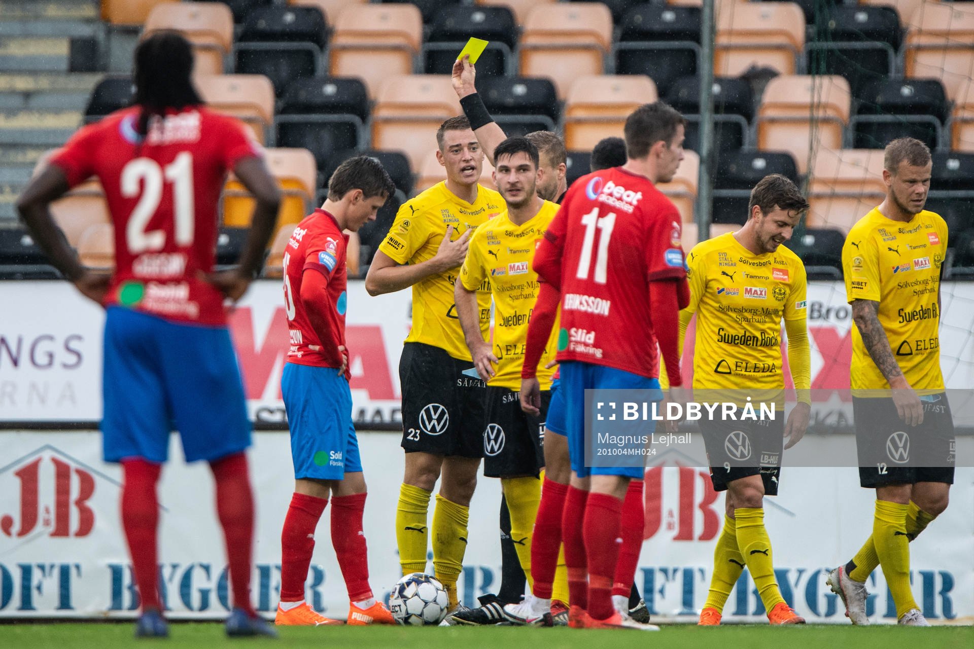 Mjällbys Jesper Löfgren får ett gult kort