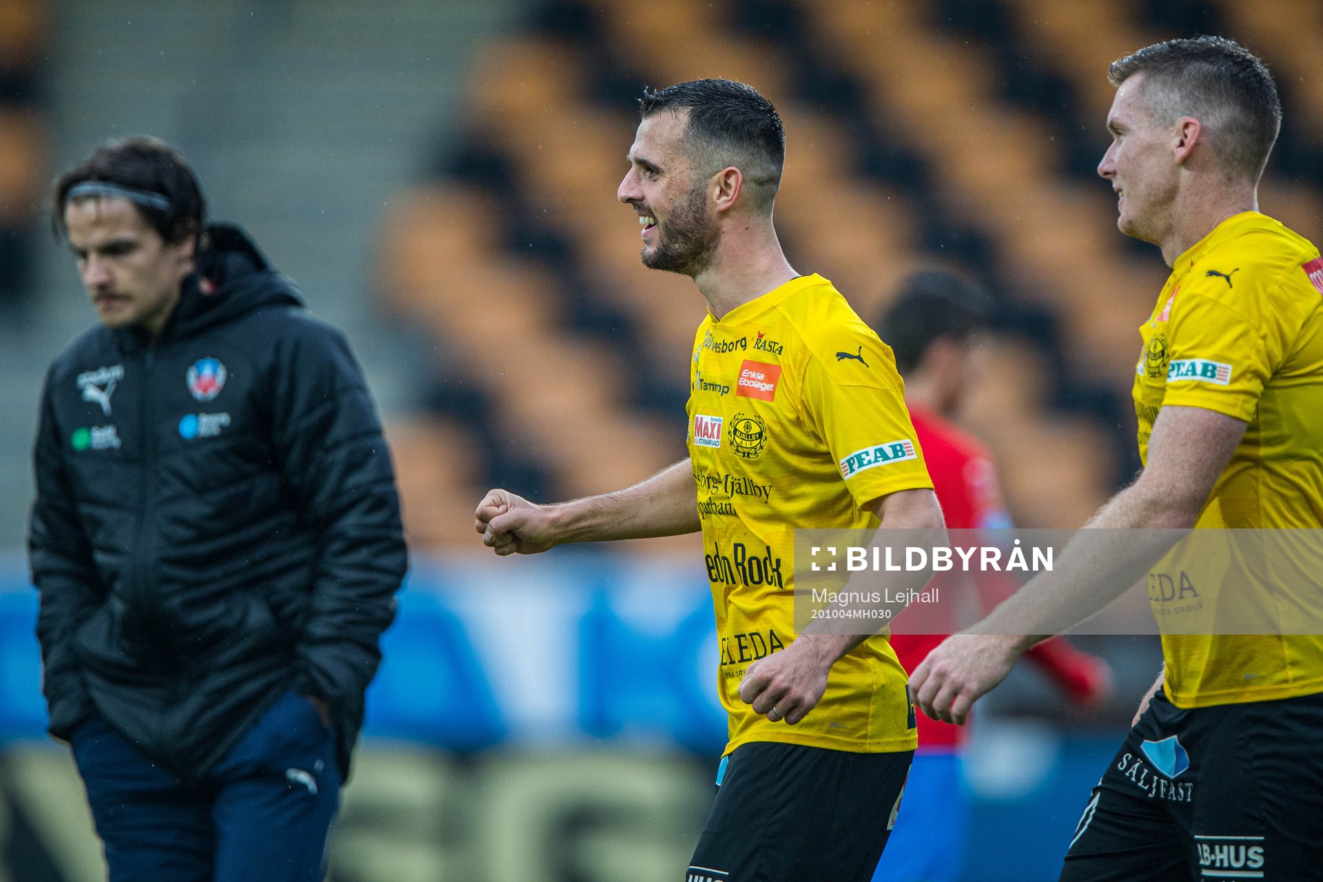 Mjällbys Kadir Hodzic och Viktor Agardius jublar
