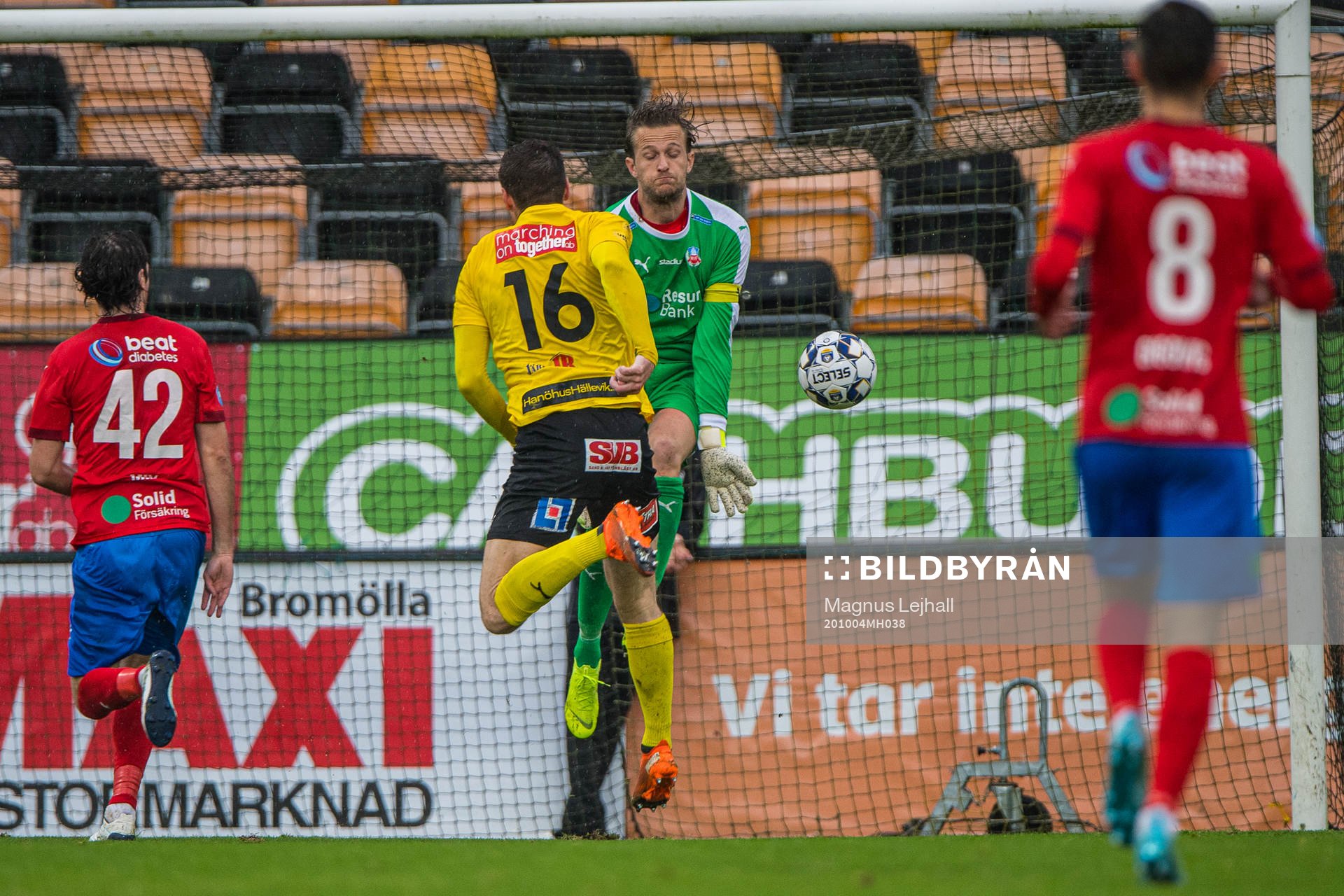 Helsingborgs målvakt Anders Lindegaard  och Mjällbys