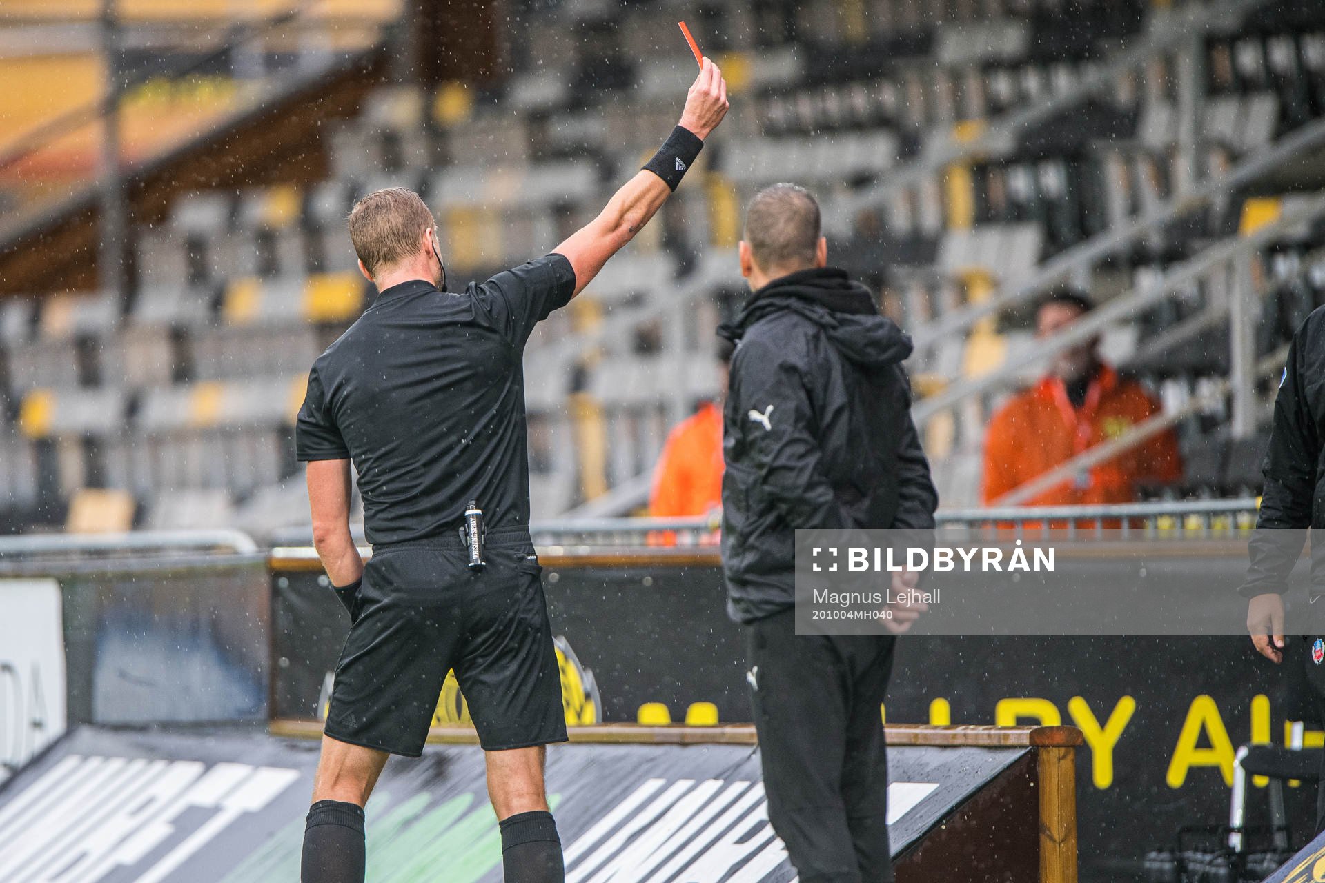 Helsingborgs tränare Olof Mellberg får rött kort