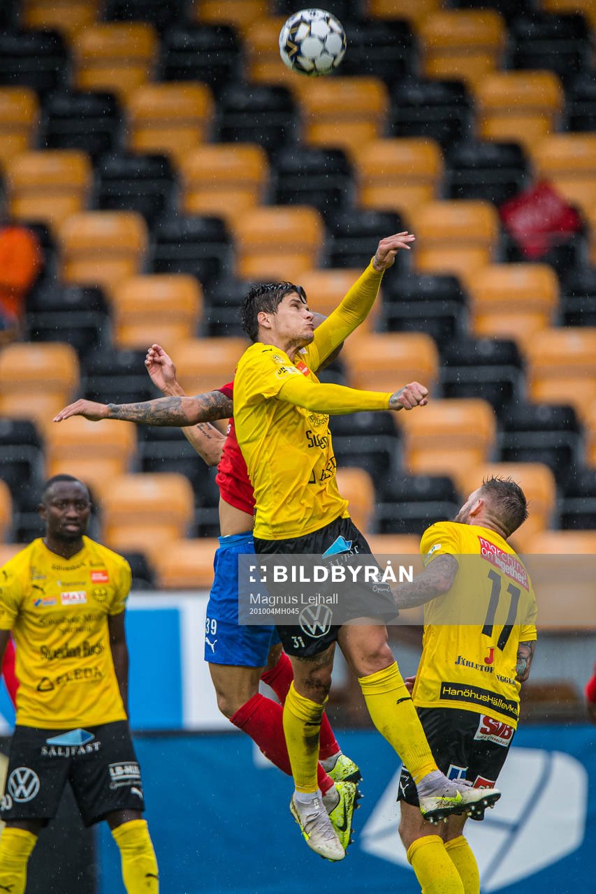 Mjällbys David Batanero Puigbó och Helsingborgs Anthony van den Hurk under fotbollsmatchen i Allsvenskan mellan Mjällby och Helsingborg den 4 oktober 2020 i Hällevik.