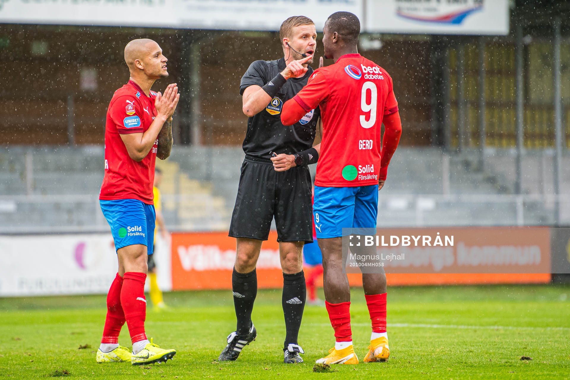 domare Glenn Nyberg och Helsingborgs Alhaji Gero