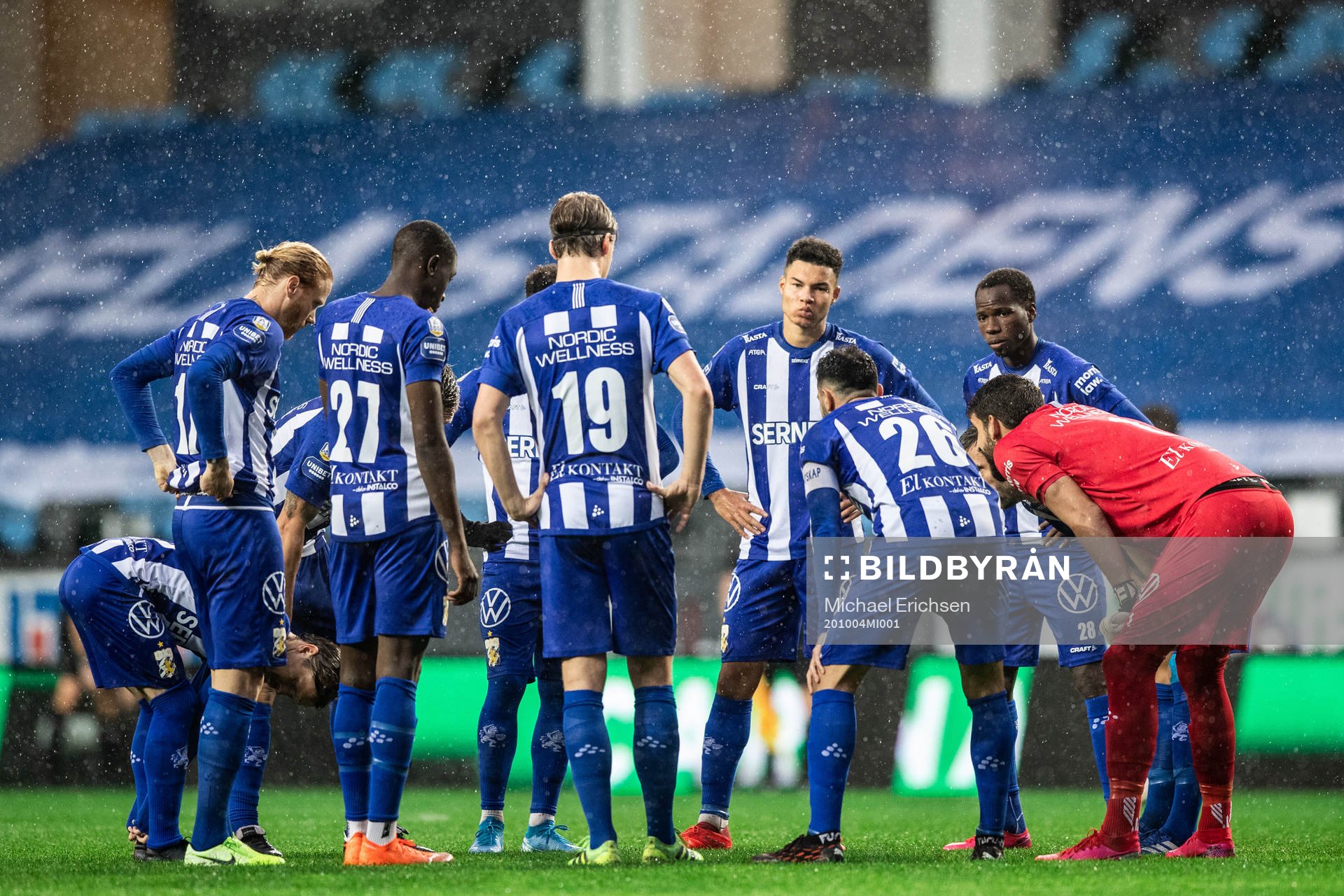 IFK Göteborg spelare samlas i en ring