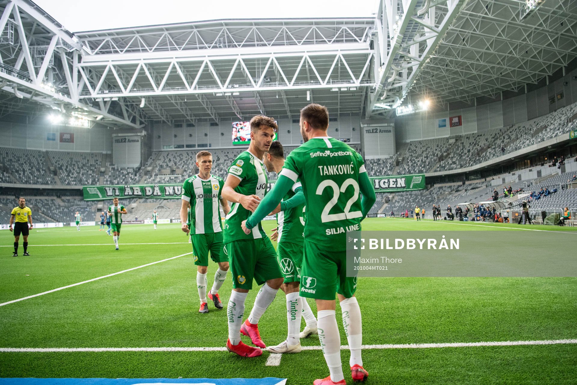 Hammarbys Alexander Kacaniklic och Muamer Tankovic jublar efter 1-0 under fotbollsmatchen i Allsvenskan mellan Hammarby och Djurgården den 4 oktober 2020 i Stockholm.