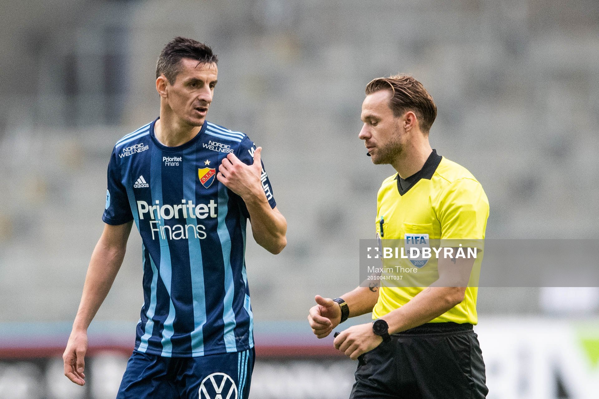 Djurgårdens Haris Radetinac och domare Kristoffer Karlsson