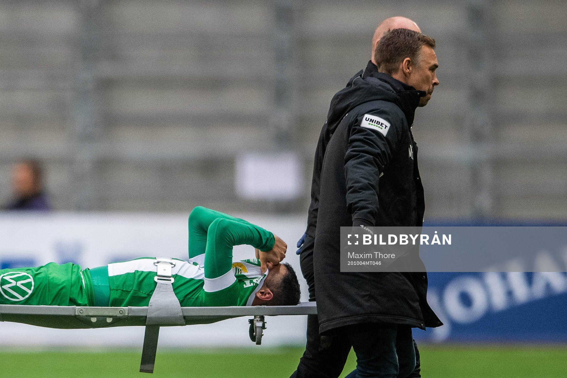 Hammarbys Mohanad Jeahze lämnar planen på bår