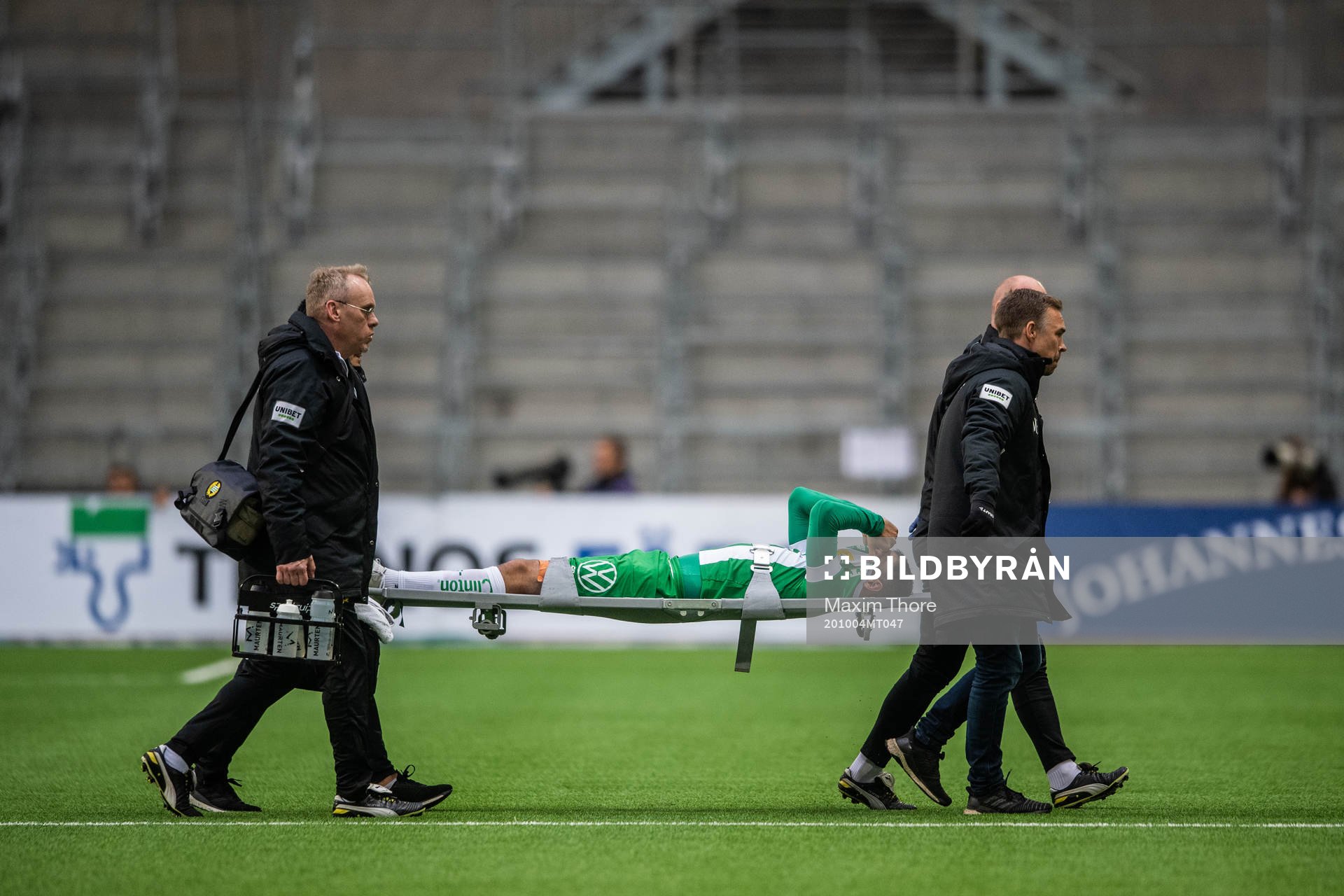 Hammarbys Mohanad Jeahze lämnar planen på bår