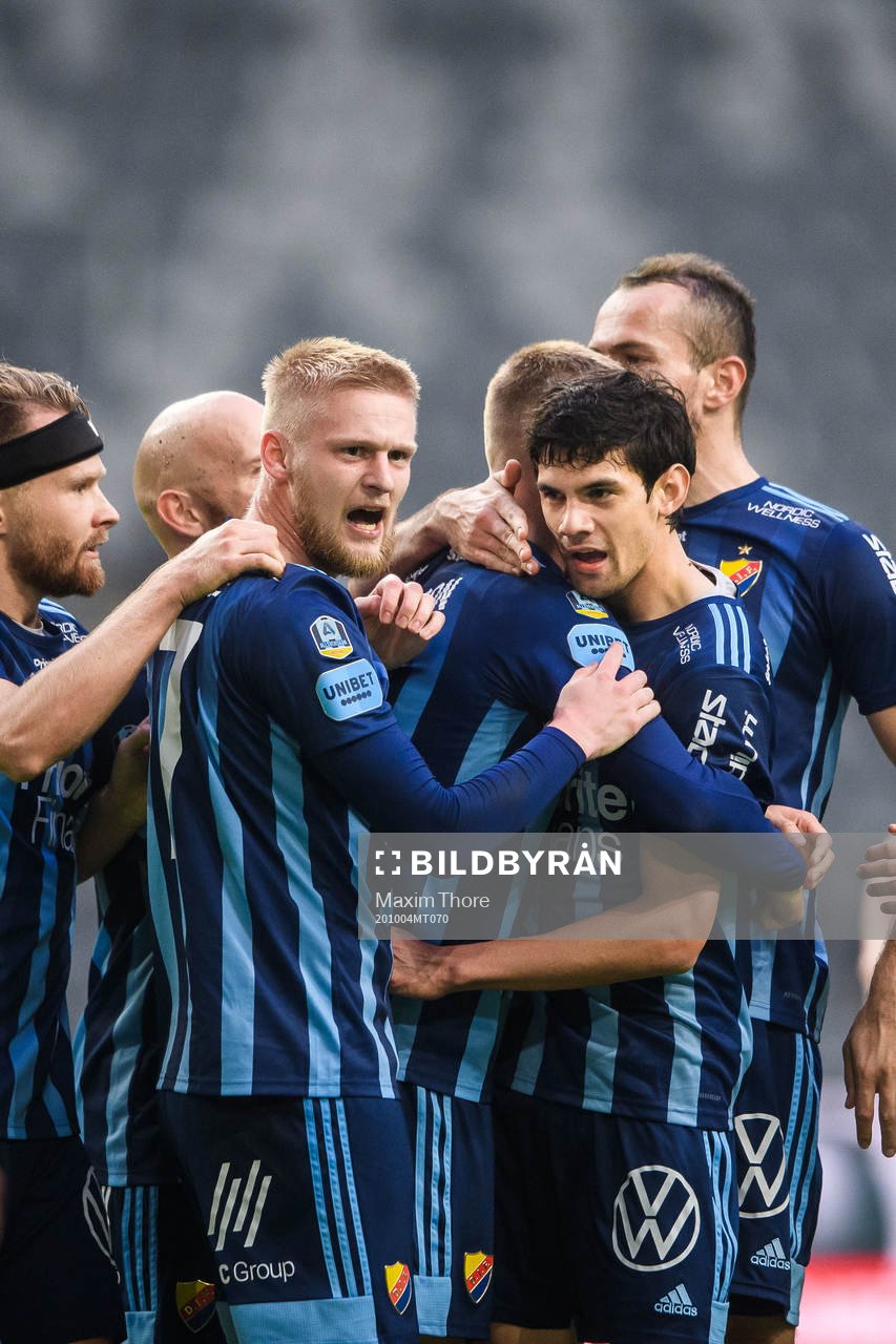 Djurgårdens Kalle Holmberg jublar med Jesper Nyholm och