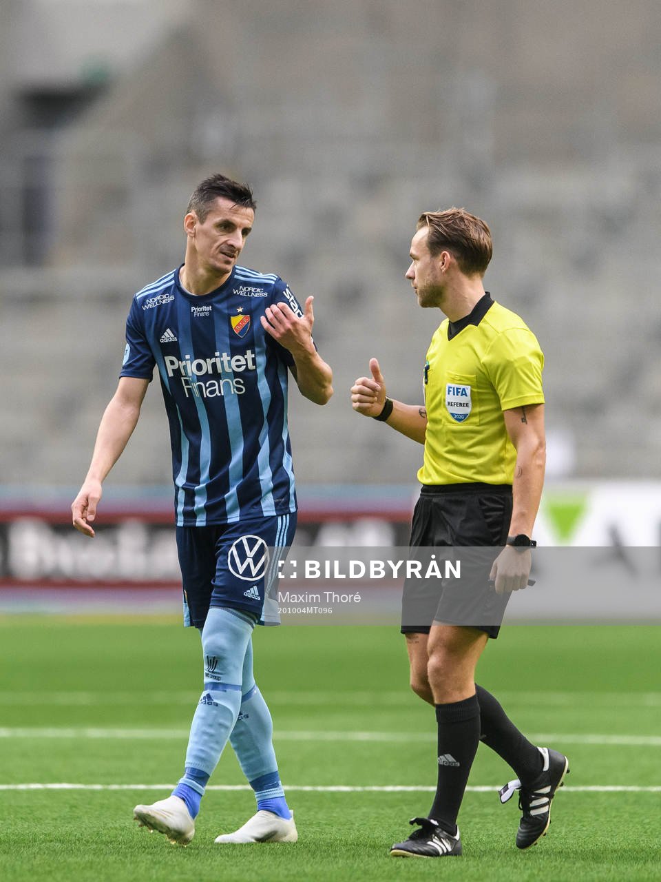 Djurgårdens Haris Radetinac i samtal med domare Kristoffer Karlsson under fotbollsmatchen i Allsvenskan mellan Hammarby och Djurgården den 4 oktober 2020 i Stockholm.