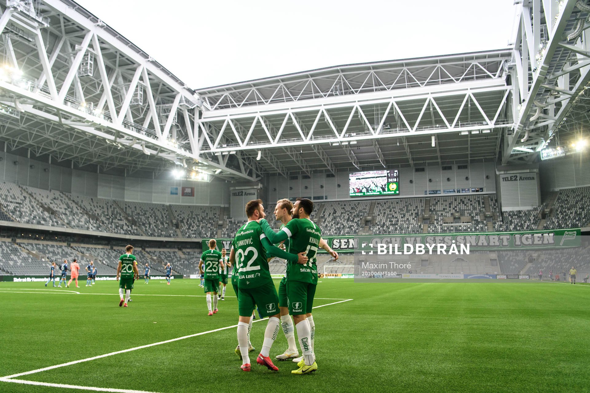 Hammarbys Muamer Tankovic jublar med Tim Söderström och Abdul Khalili efter 1-0 under fotbollsmatchen i Allsvenskan mellan Hammarby och Djurgården den 4 oktober 2020 i Stockholm.