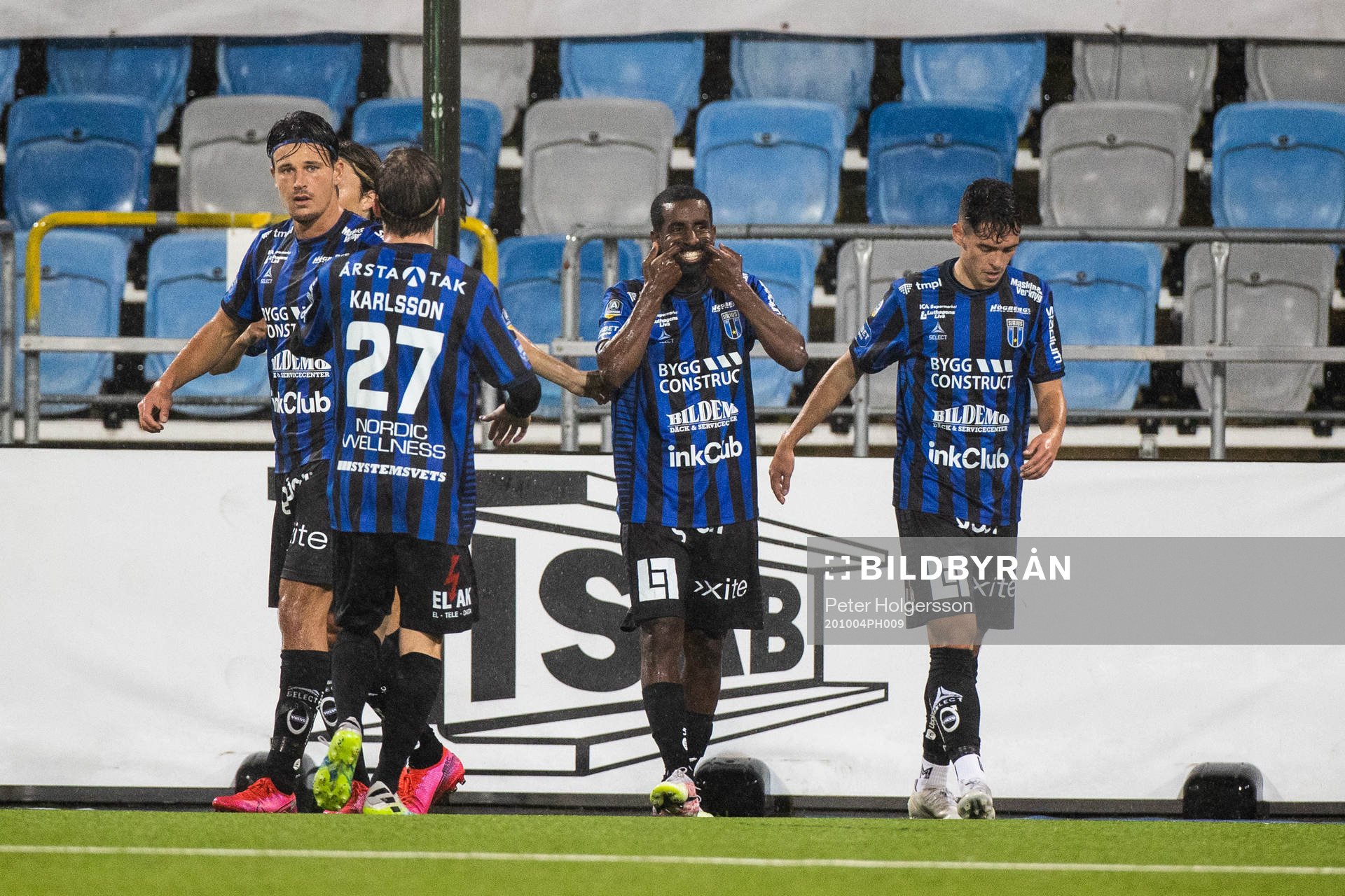 Sirius Mohammed Khalid Saeid jublar med lagkamrater efter 1-2 under fotbollsmatchen i Allsvenskan mellan IFK Norrköping och Sirius den 4 oktober 2020 i Norrköping.
