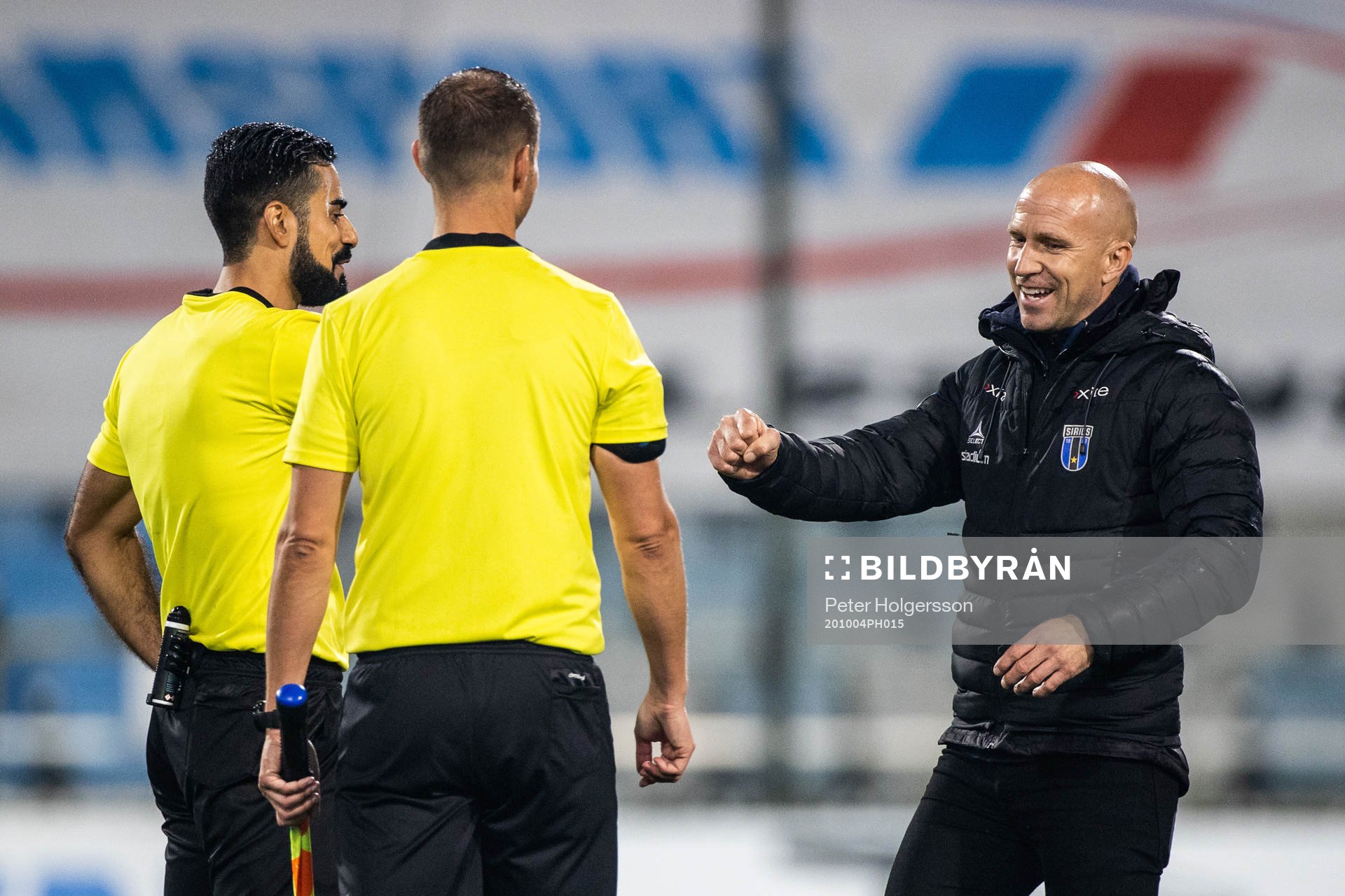 Sirius tränare Henrik Rydström och domare Mohammed Al-Hakim efter fotbollsmatchen i Allsvenskan mellan IFK Norrköping och Sirius den 4 oktober 2020 i Norrköping.