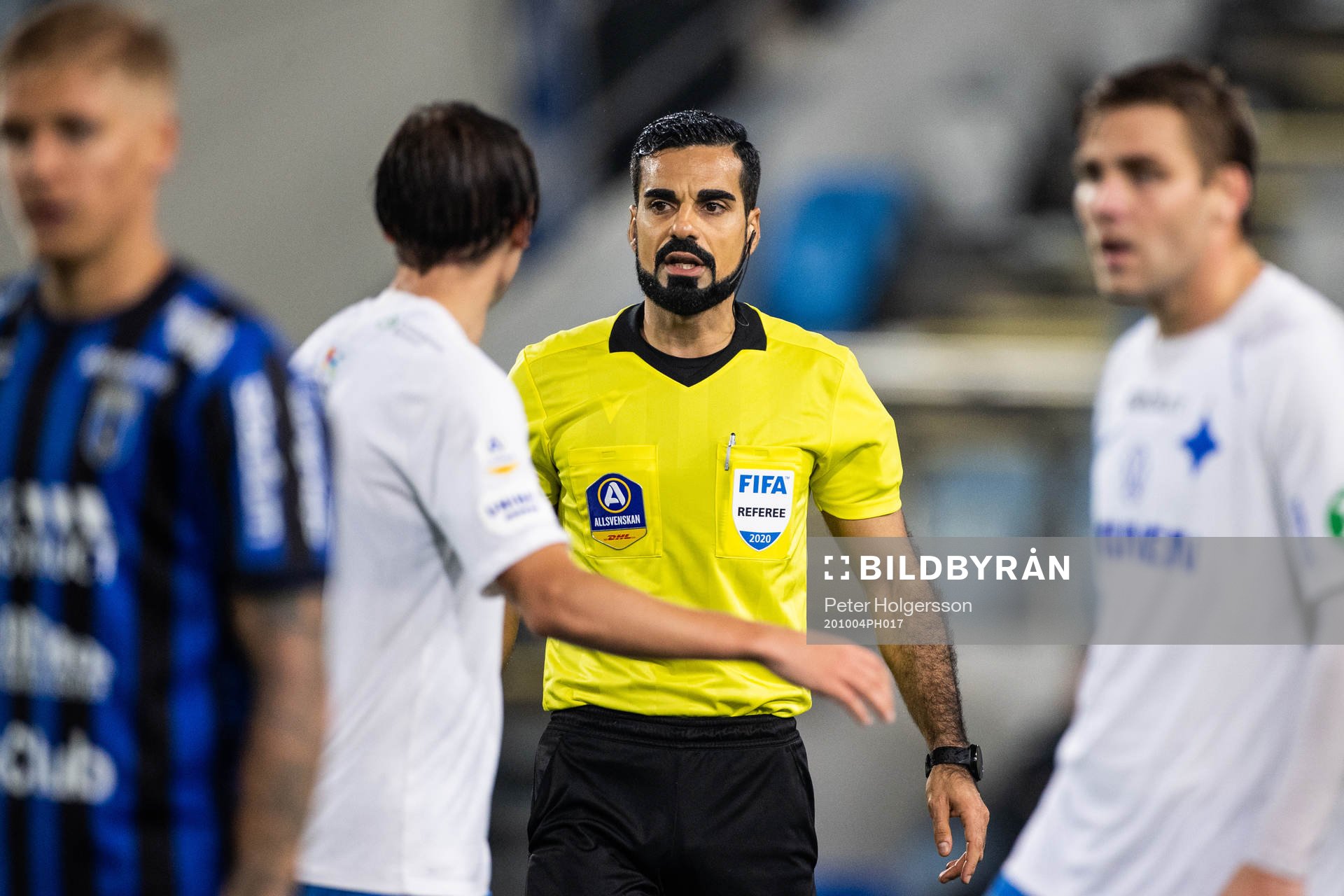 domare Mohammed Al-Hakim och IFK Norrköpings Simon Thern i