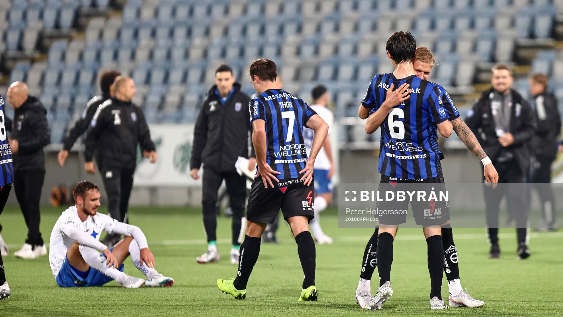 Sirius spelare jublar  medan IFK Norrköpings Linus