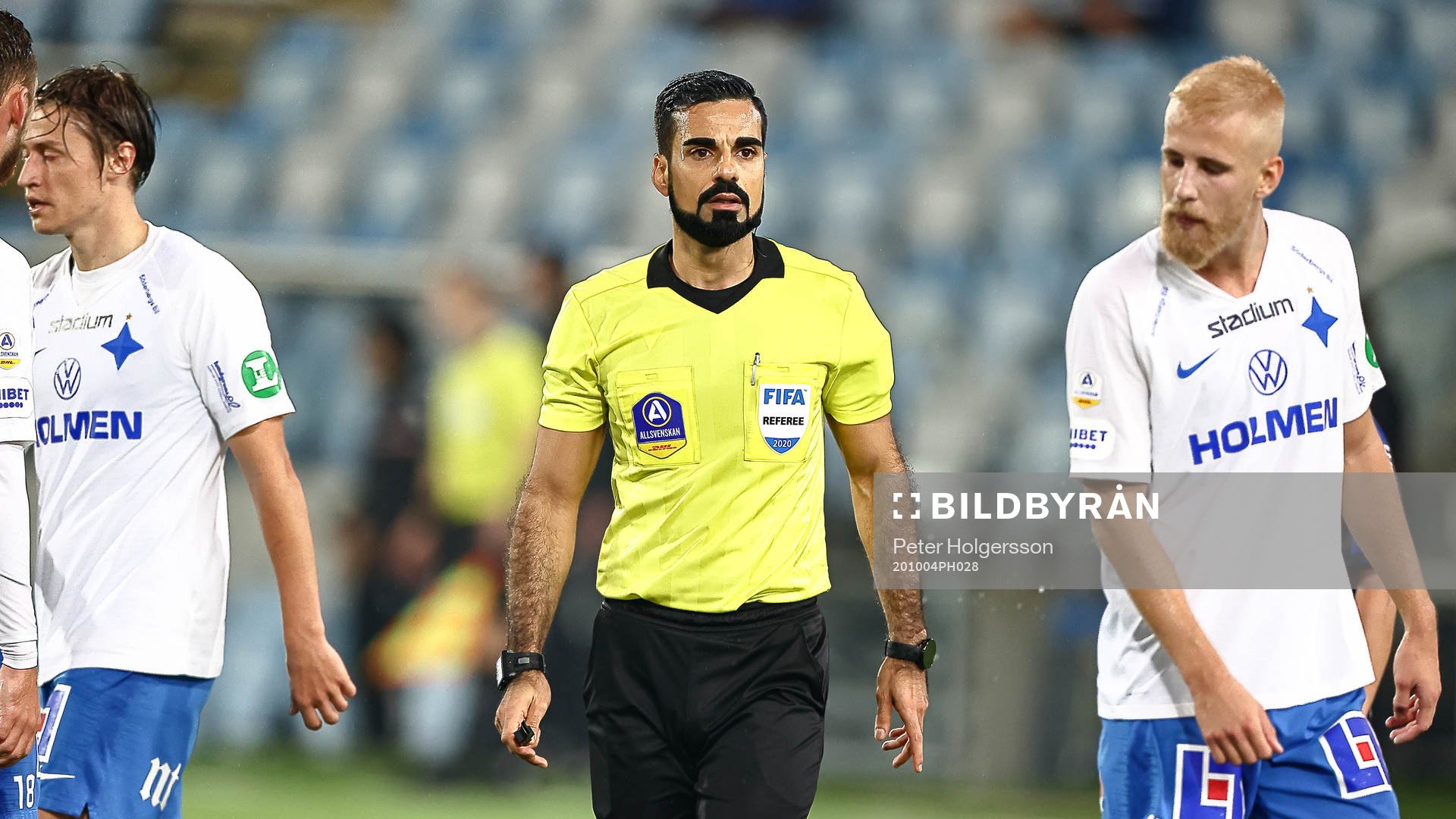 IFK Norrköpings Simon Thern, domare Mohammed Al-Hakim och