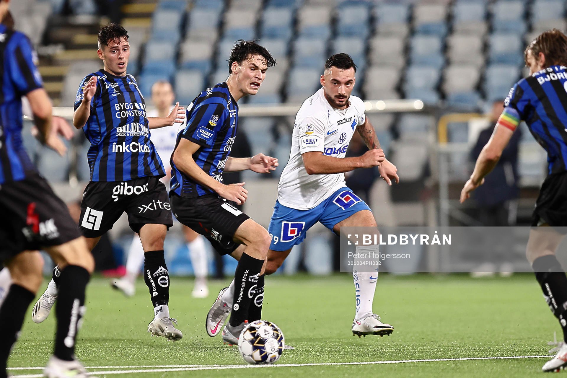Sirius Laurent Shabani, Jamie Roche och IFK Norrköpings Sead Haksabanovic under fotbollsmatchen i Allsvenskan mellan IFK Norrköping och Sirius den 4 oktober 2020 i Norrköping.