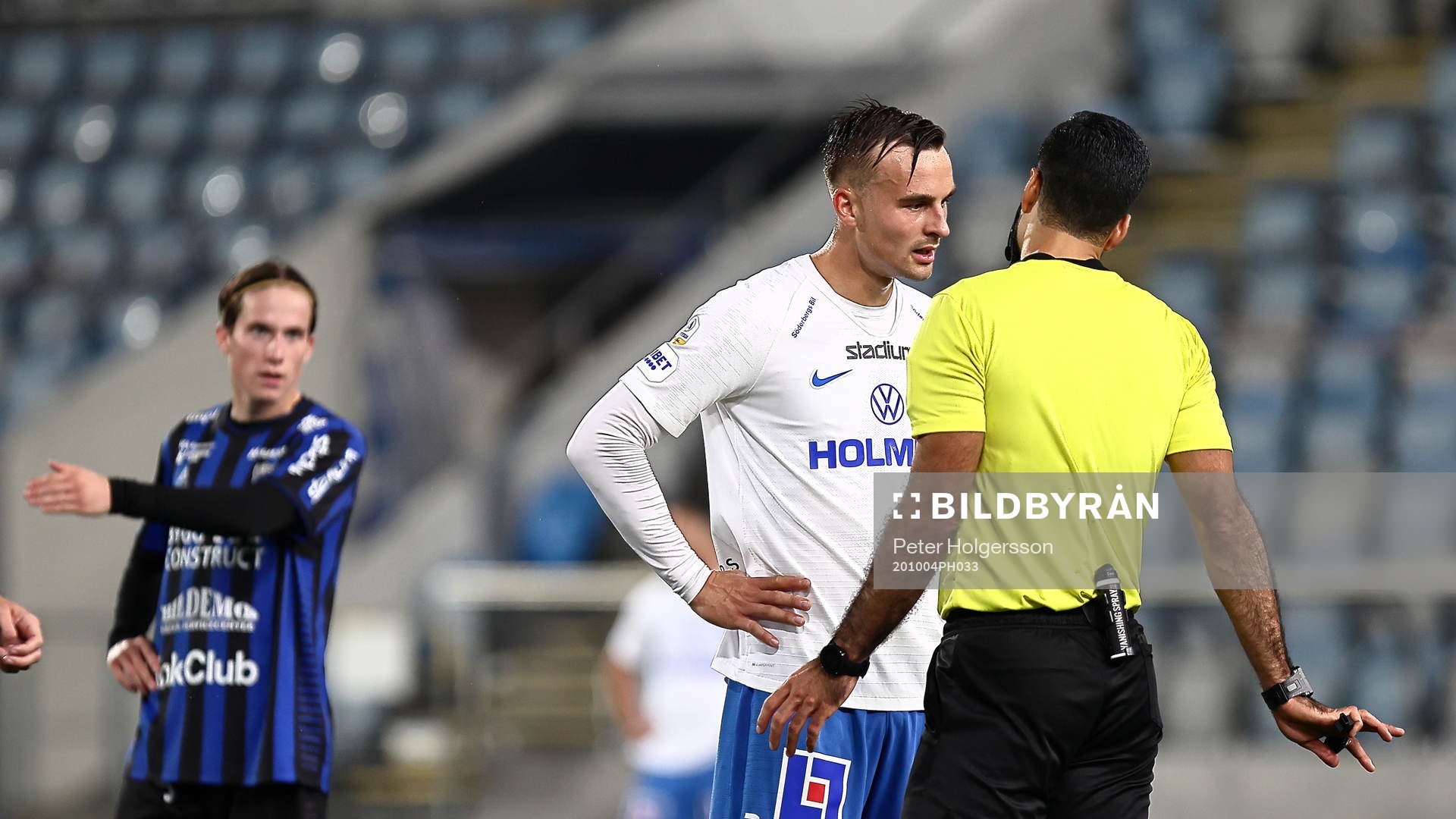 IFK Norrköpings Henrik Castegren pratar med domare