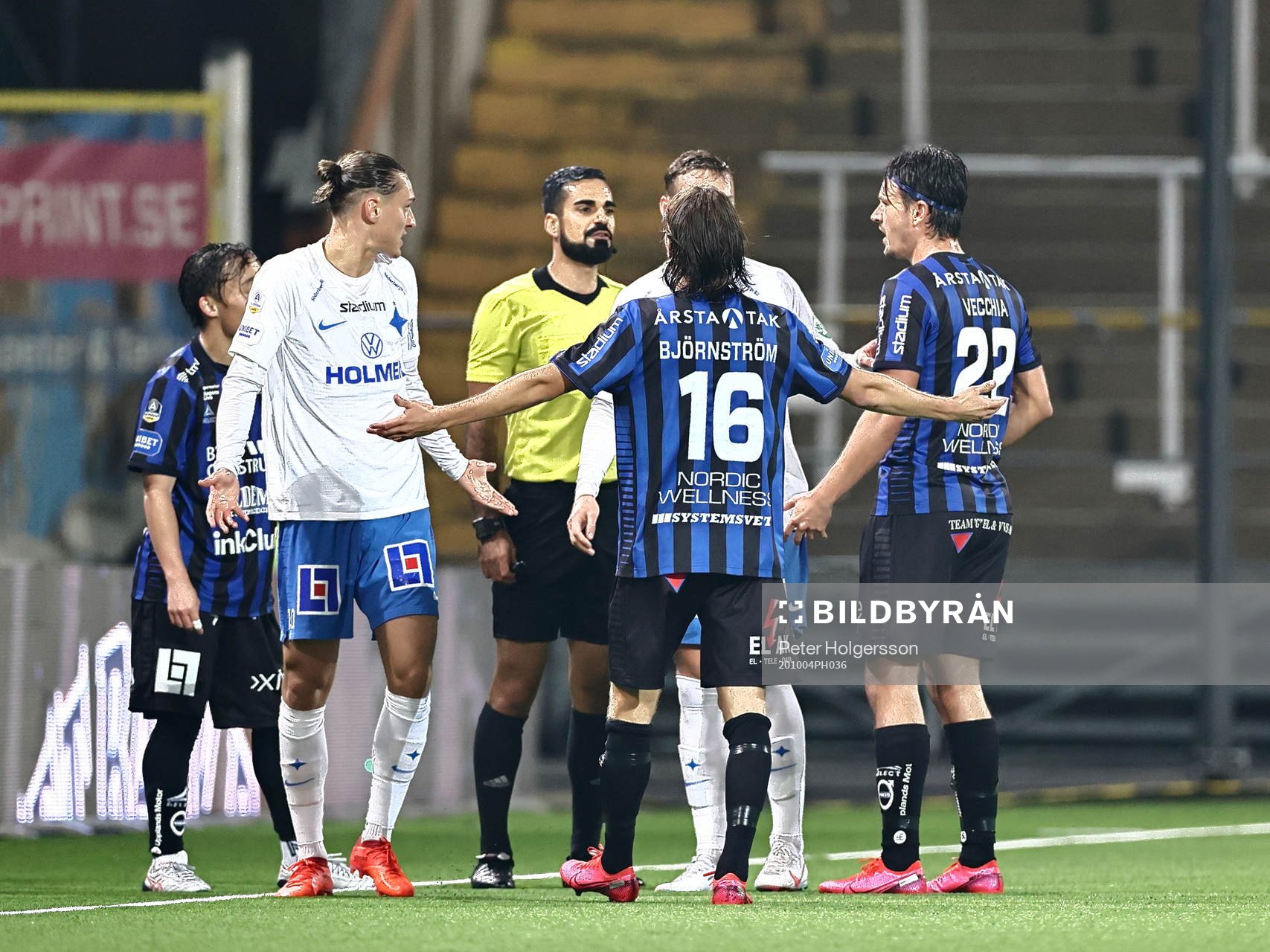 IFK Norrköpings Jonathan Levi, domare Mohammed Al-Hakim,