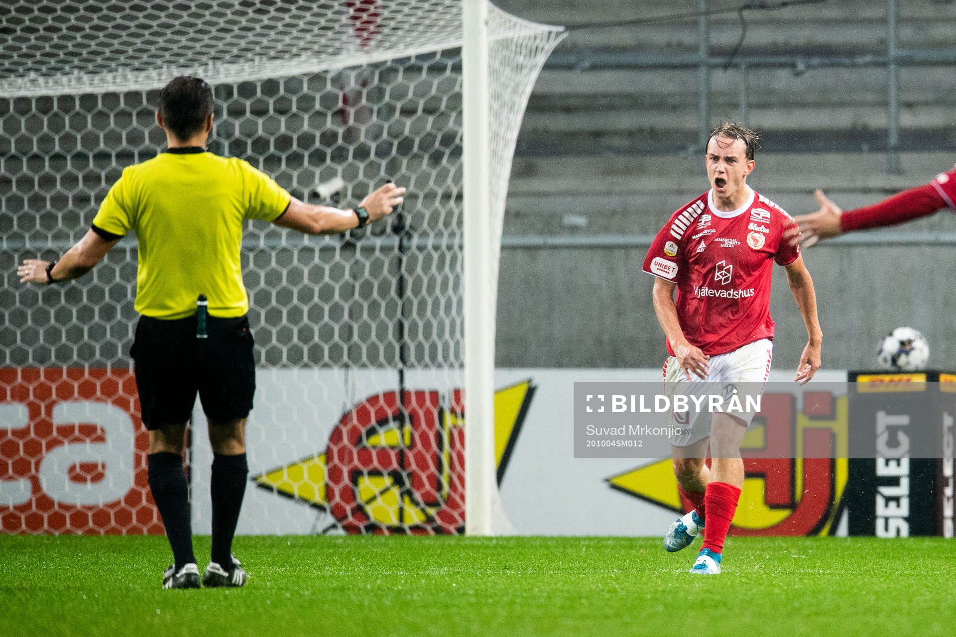 Kalmars Isak Magnusson reagerar mot Domare Bojan Pandzic