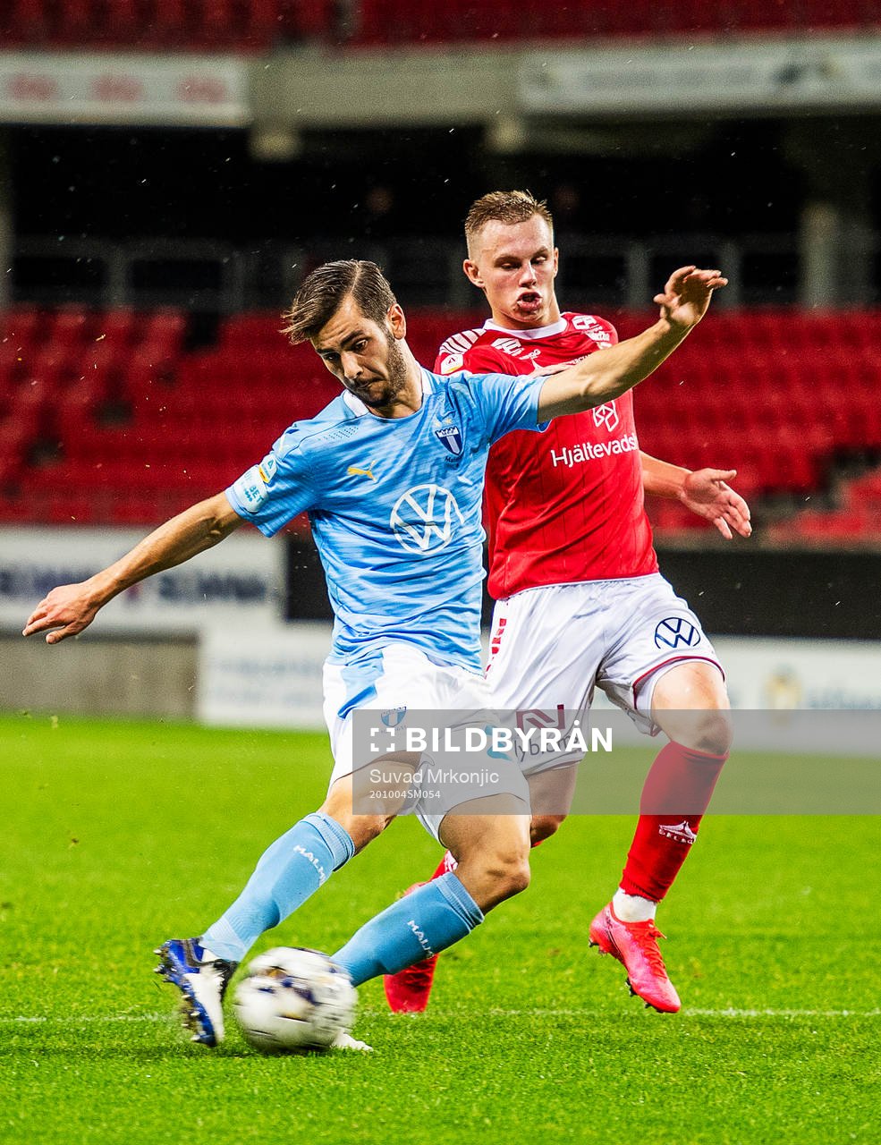 Malmö FFs Adi Nalic och Kalmars Isak Jansson  under fotbollsmatchen i Allsvenskan mellan Kalmar och Malmö FF den 4 oktober 2020 i Kalmar.