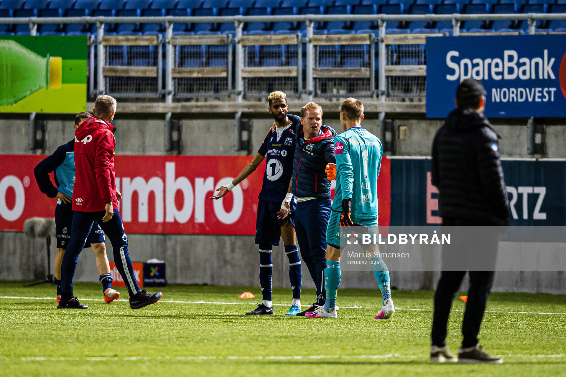 Amahl William D'Vaz Pellegrino of Kristiansund, Christian Michelsen, head coach of Kristiansund, and Andreas Lie of Aalesund after the Eliteserien match between Aalesund and Kristiansund on October 4, 2020 in Ålesund.