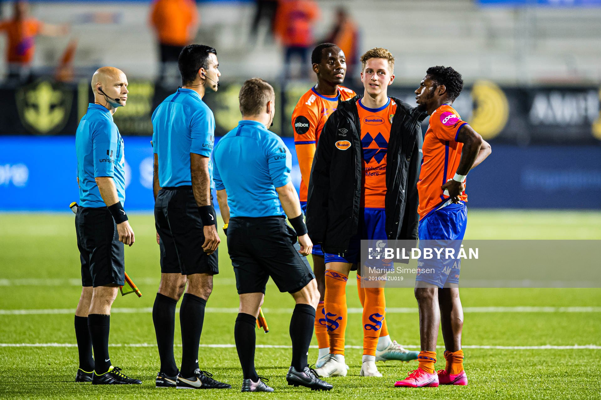 Rohit Saggi, referee, Parfait Bizoza, Simen Bolkan Nordli and Shaquill Montell Sno of Aalesund after the Eliteserien match between Aalesund and Kristiansund on October 4, 2020 in Ålesund.