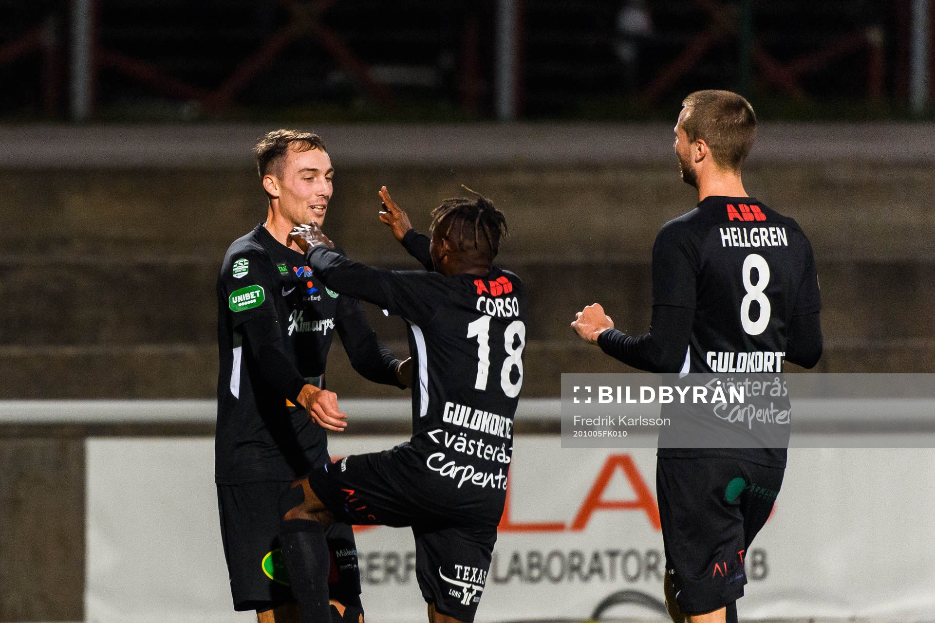 Västerås Filip Tronet jublar med lagkamrater