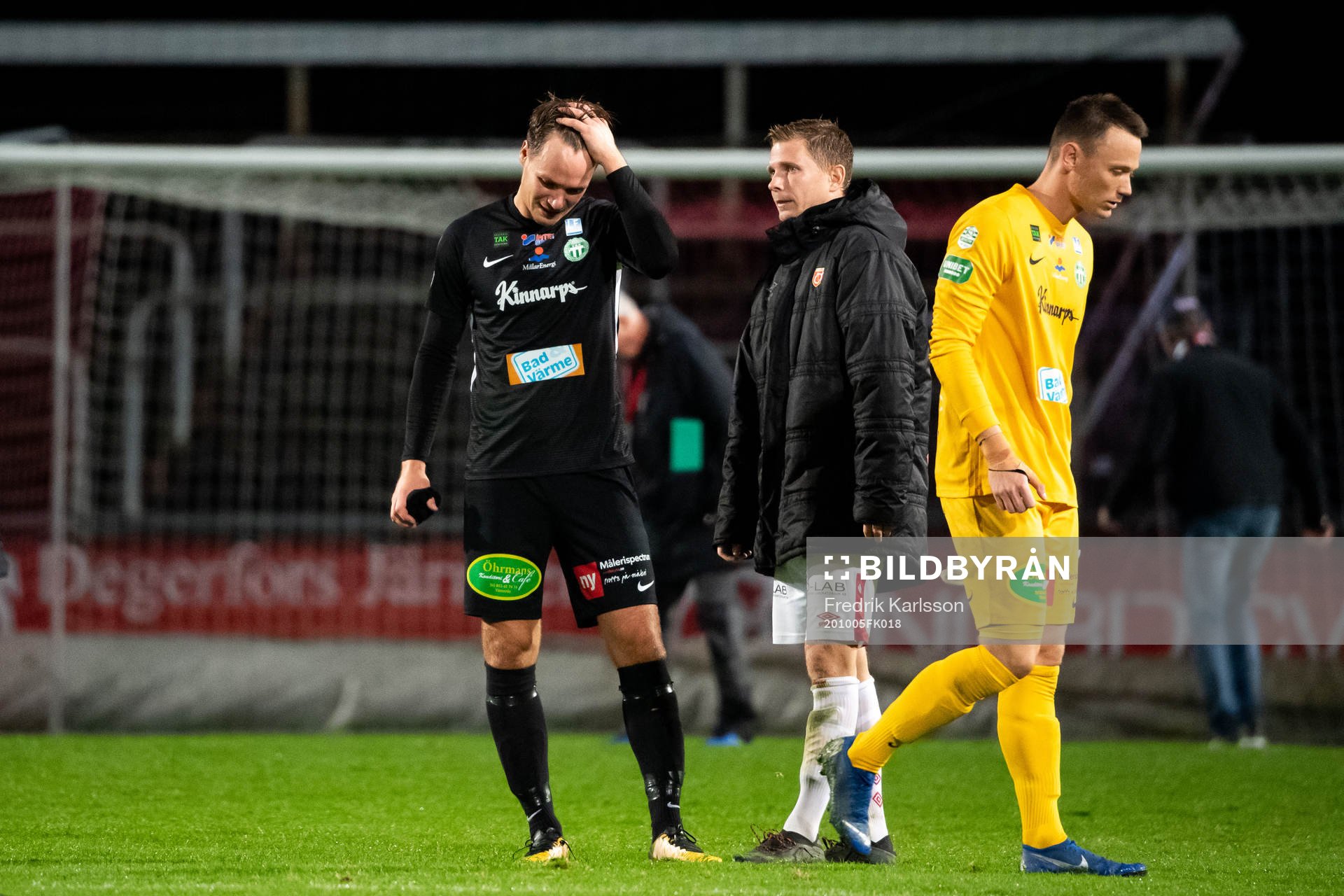 Västerås målvakt Anton Fagerström deppar med lagkamrater