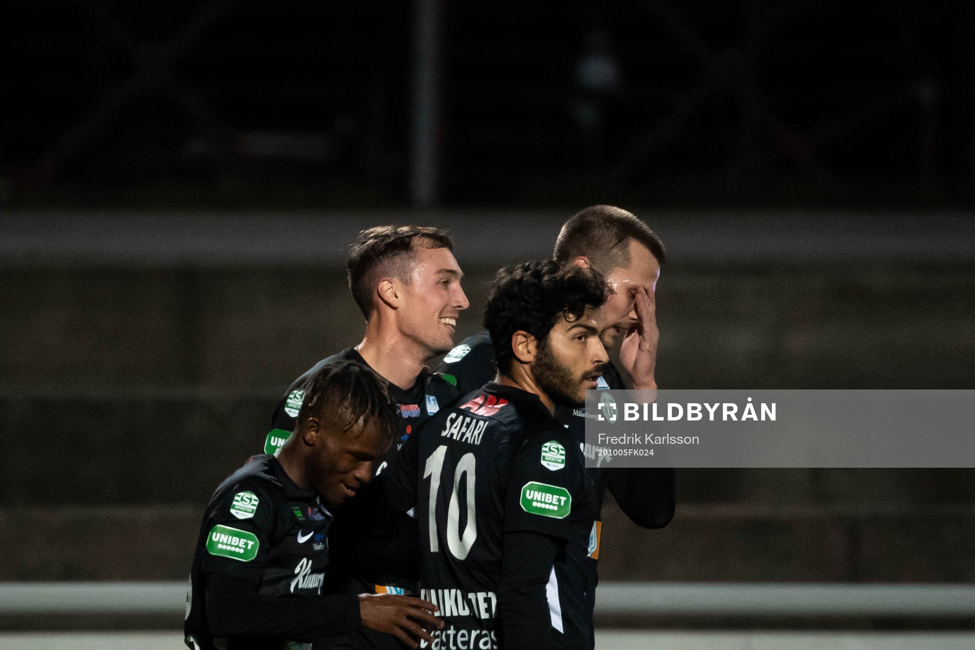 Västerås Filip Tronet jublar med lagkamrater