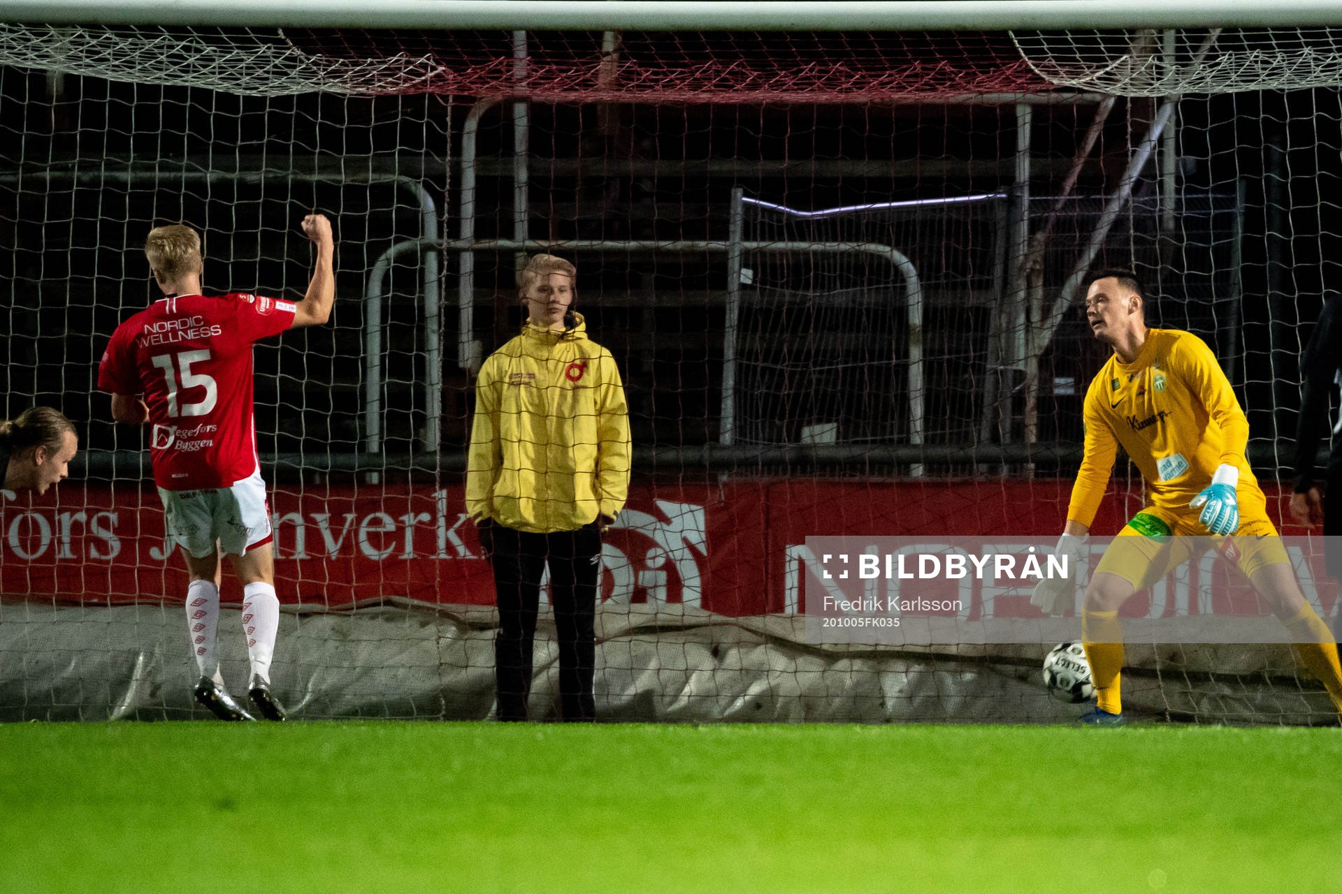 Degerfors Axel Lindahl skjuter mål på Västerås målvakt