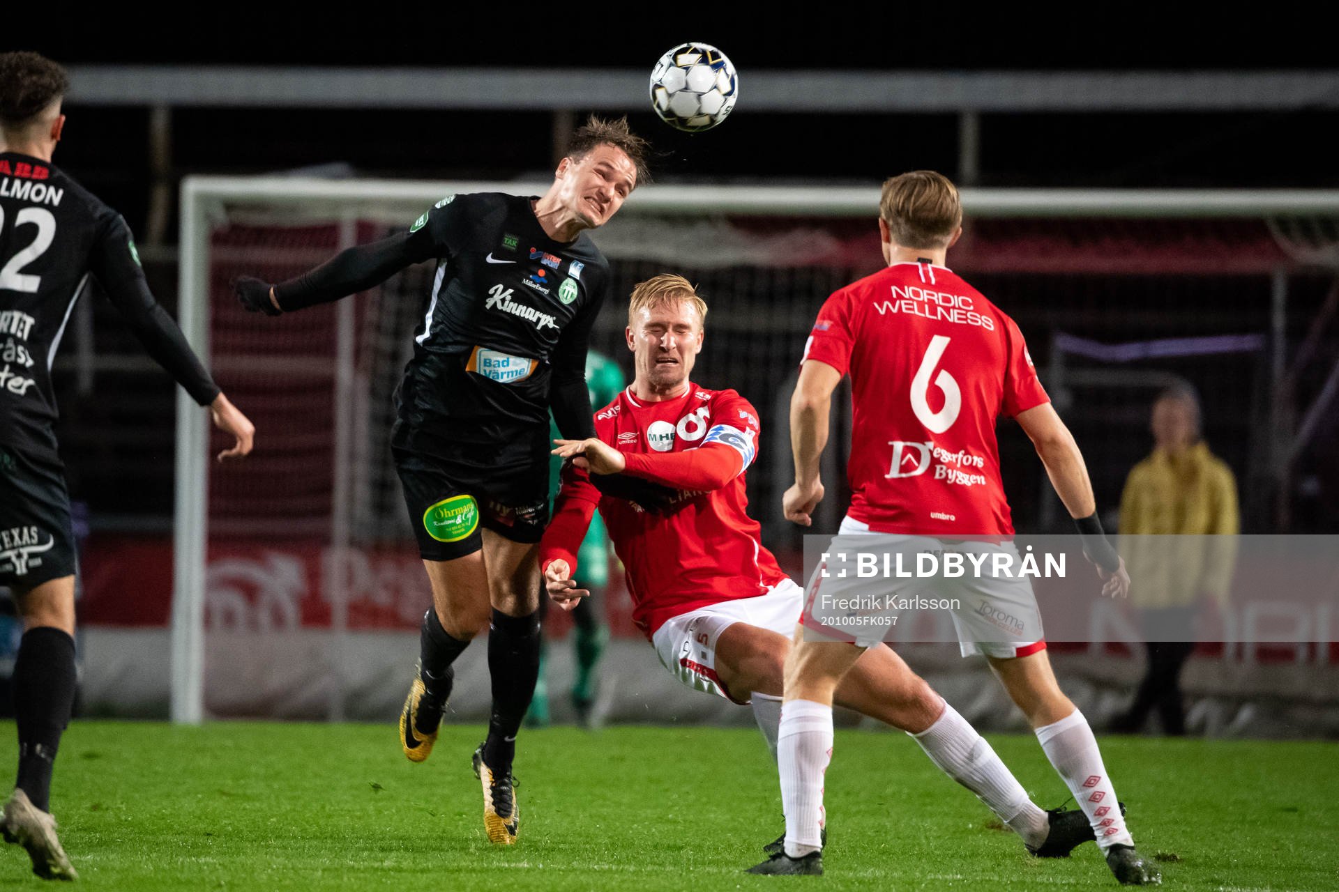 Västerås Viktor Prodell och Degerfors Oliver Ekroth under fotbollsmatchen i Superettan mellan Degerfors och Västerås SK den 5 oktober 2020 i Degerfors.