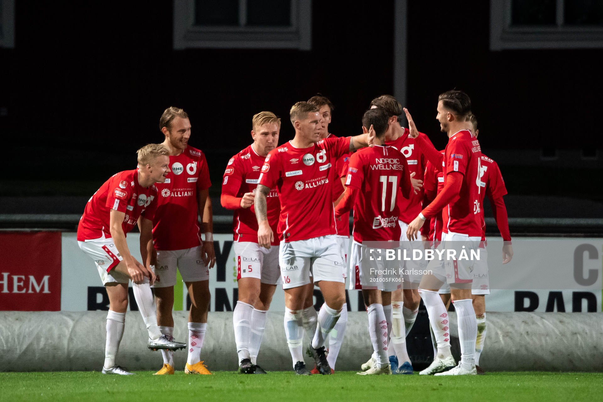 Degerfors Victor Edvardsen jublar med lagkamrater