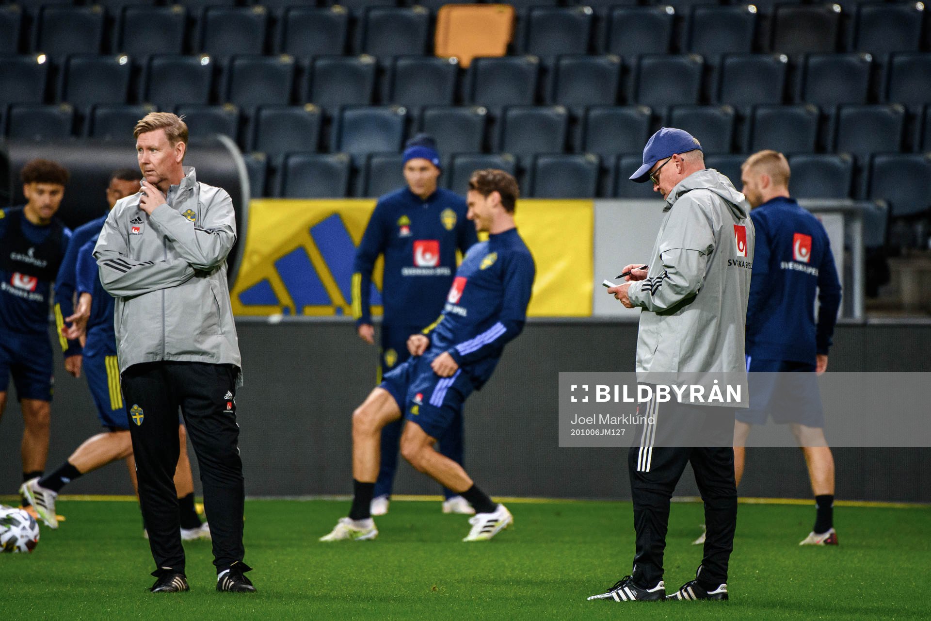 Assistant coach Peter Wettergren and head coach Janne