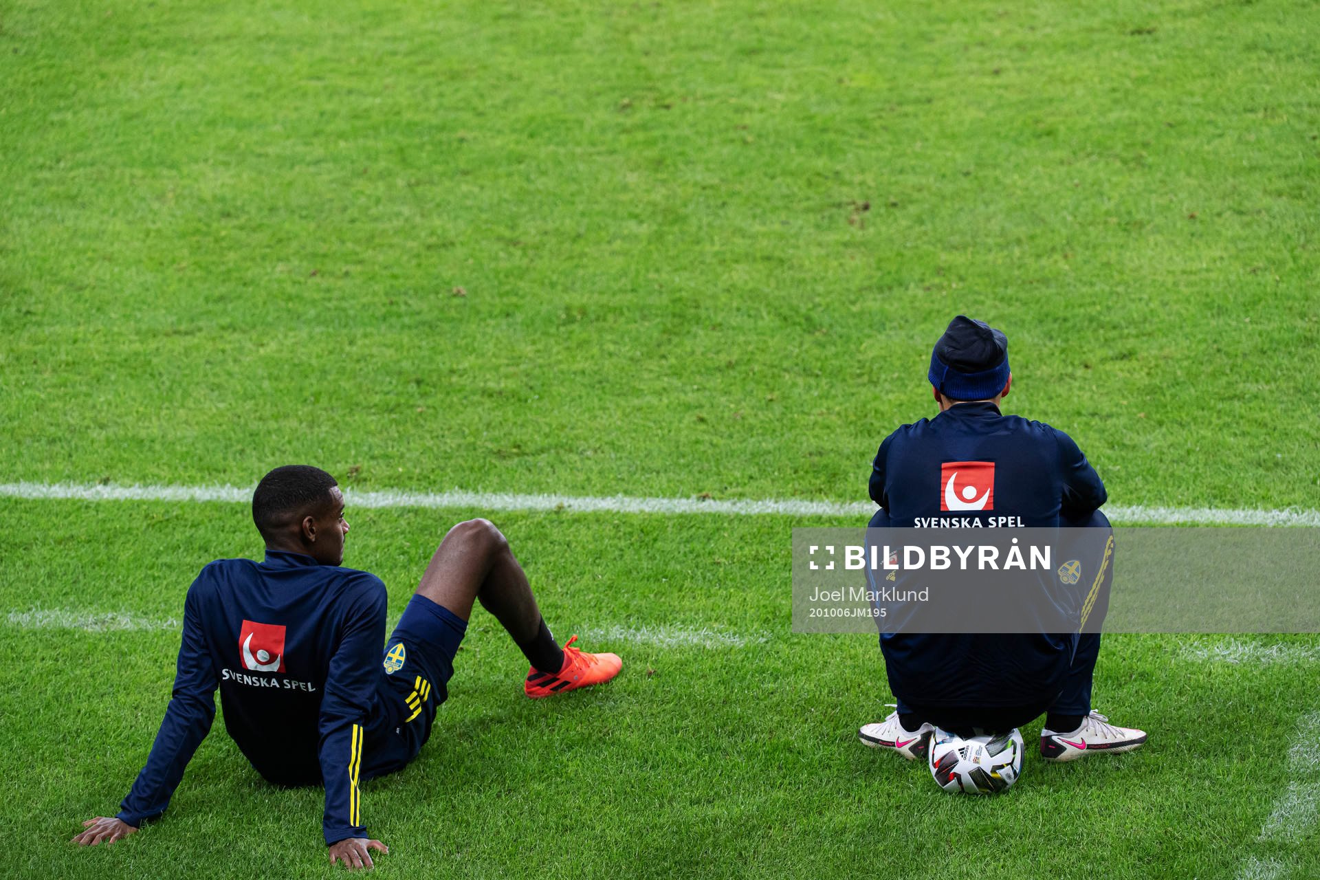 Alexander Isak and Victor Nilsson Lindelöf of the Swedish