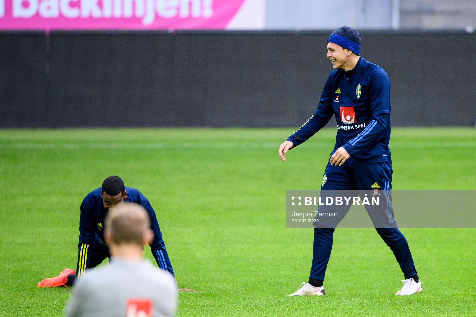 Aexander Isak and Victor Nilsson Lindelöf of the Swedish