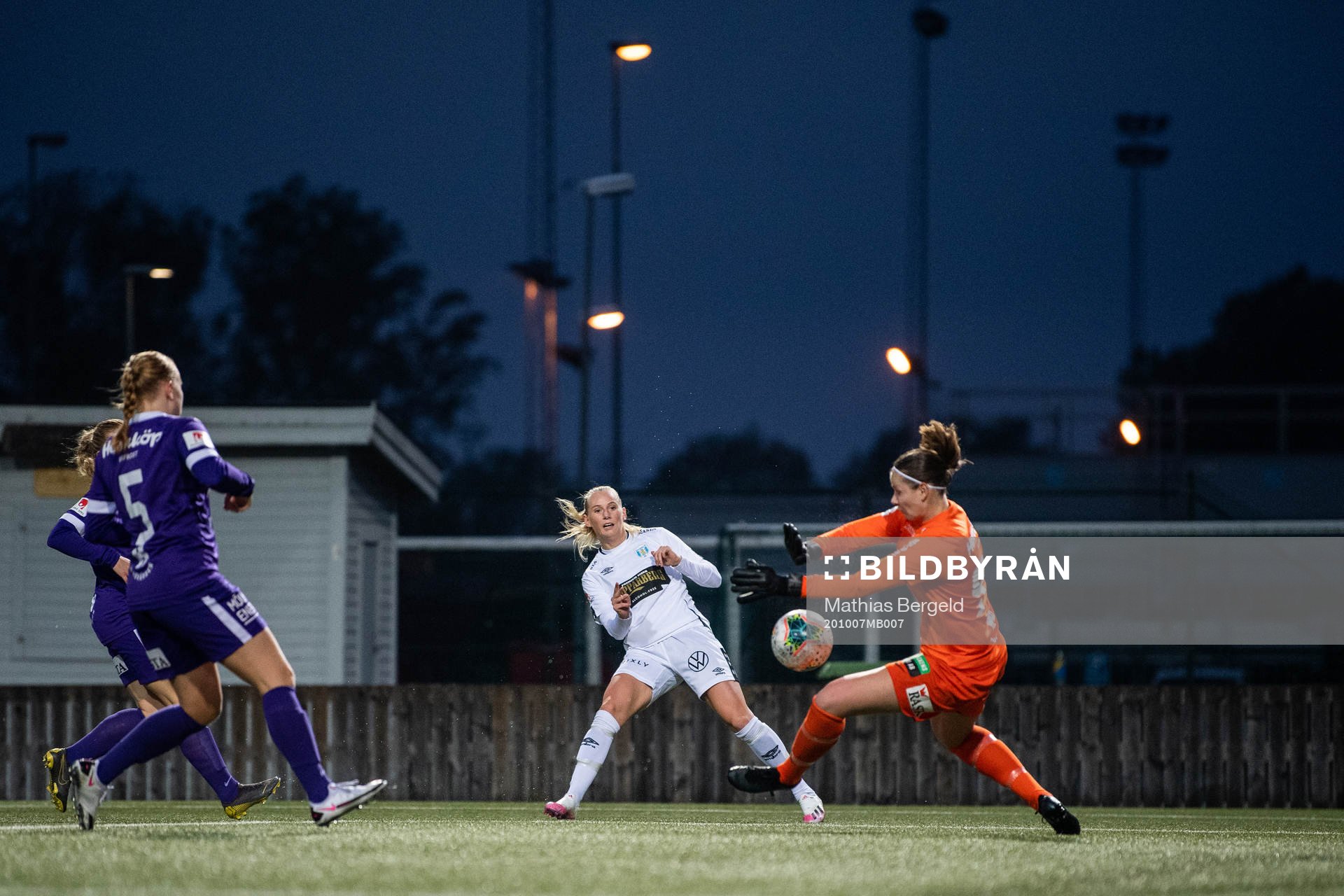 Göteborgs Stina Blackstenius och Jitex målvakt Anna