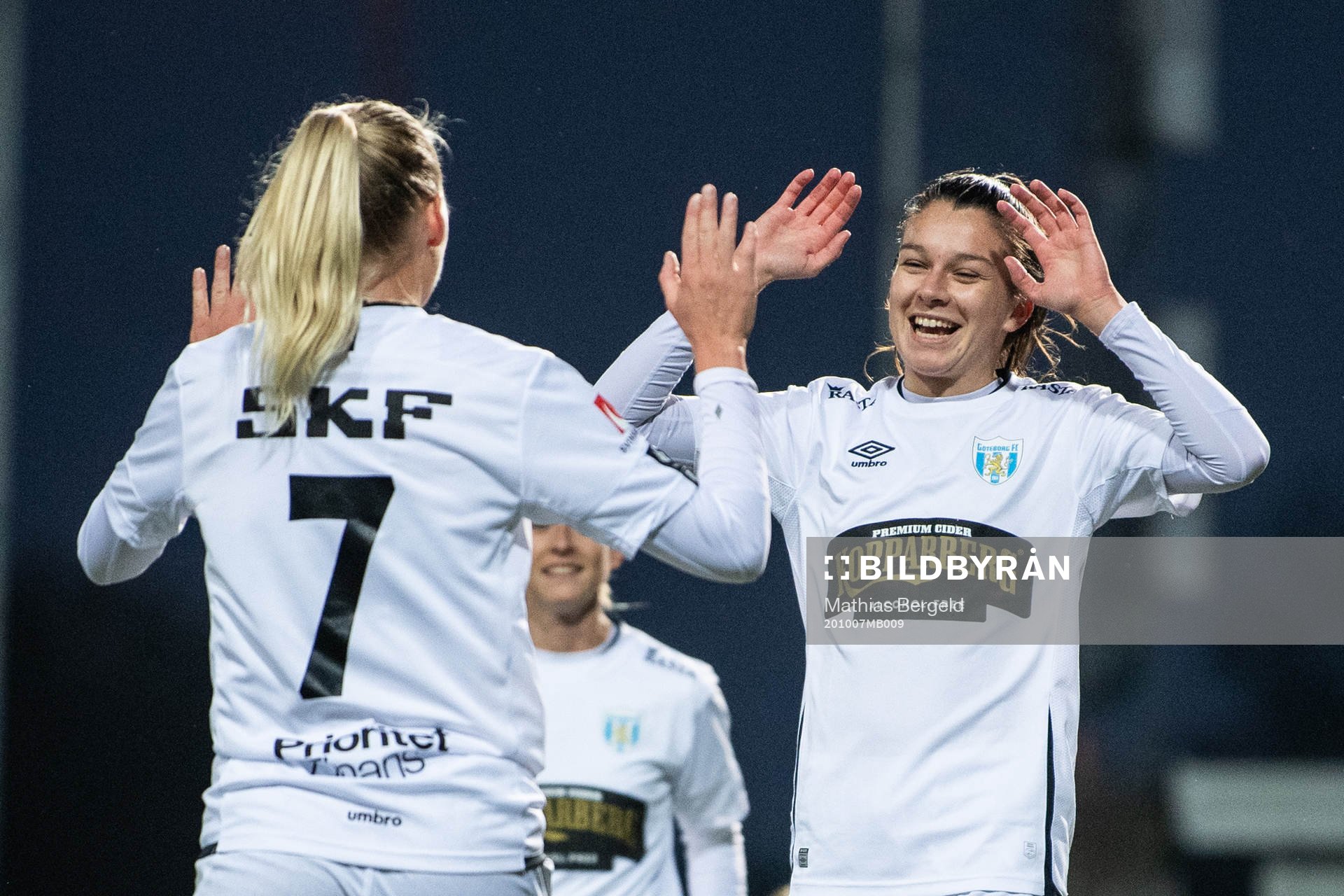 Göteborgs Anna Julia Csiki (h) jublar med Stina