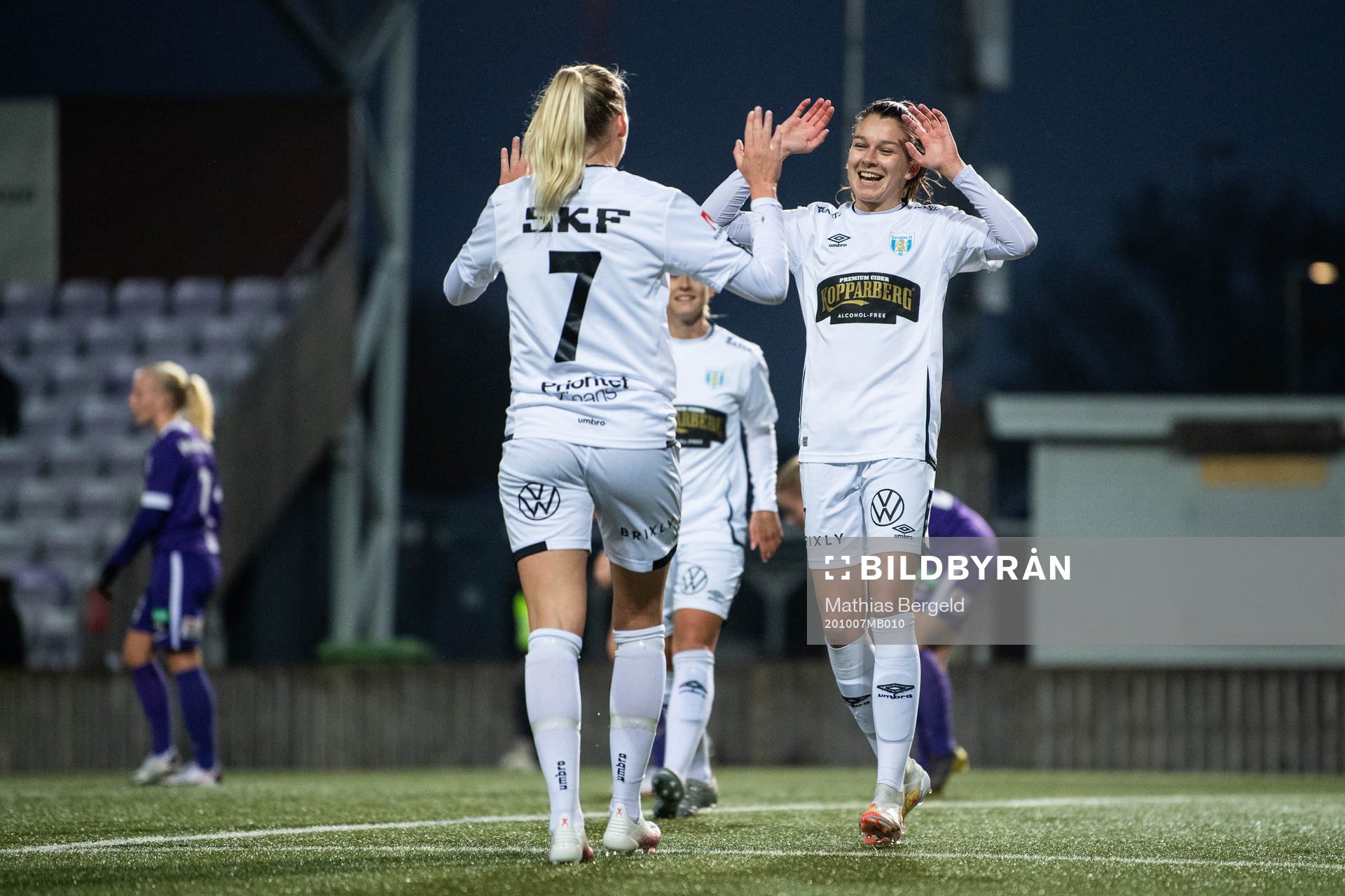 Göteborgs Anna Julia Csiki (h) jublar med Stina