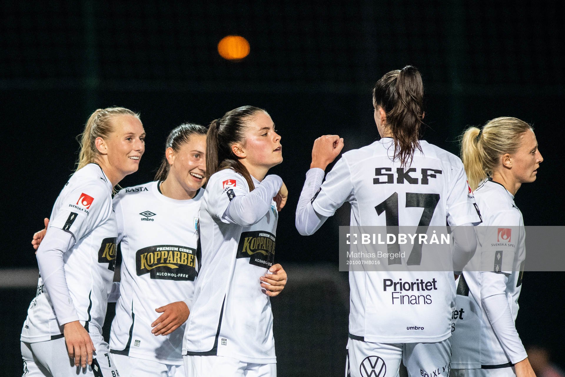 Göteborgs Stina Blackstenius jublar med lagkamrater efter 0-6 under fotbollsmatchen i Svenska Cupen mellan Jitex och Kopparbergs/Göteborg den 7 oktober 2020 i Mölndal.